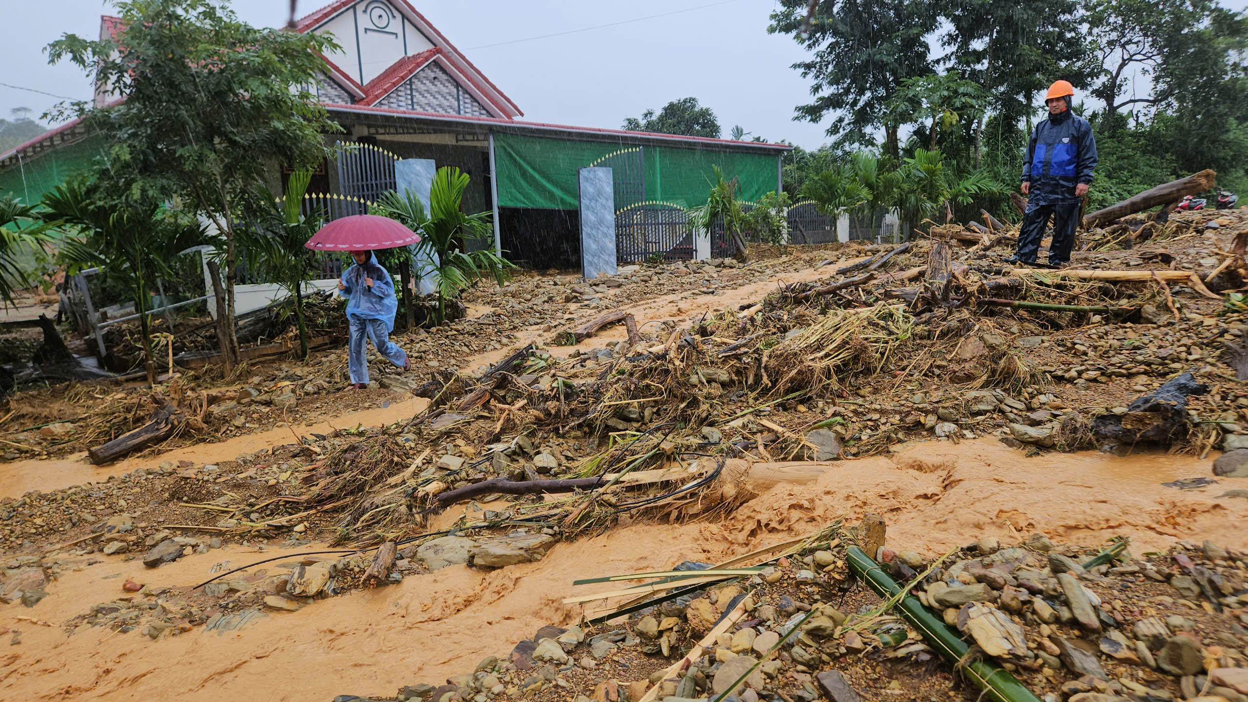 Hàng nghìn khối đất đá từ đồi núi đổ xuống đường, ầm ầm như thác ở Đắk Lắk
