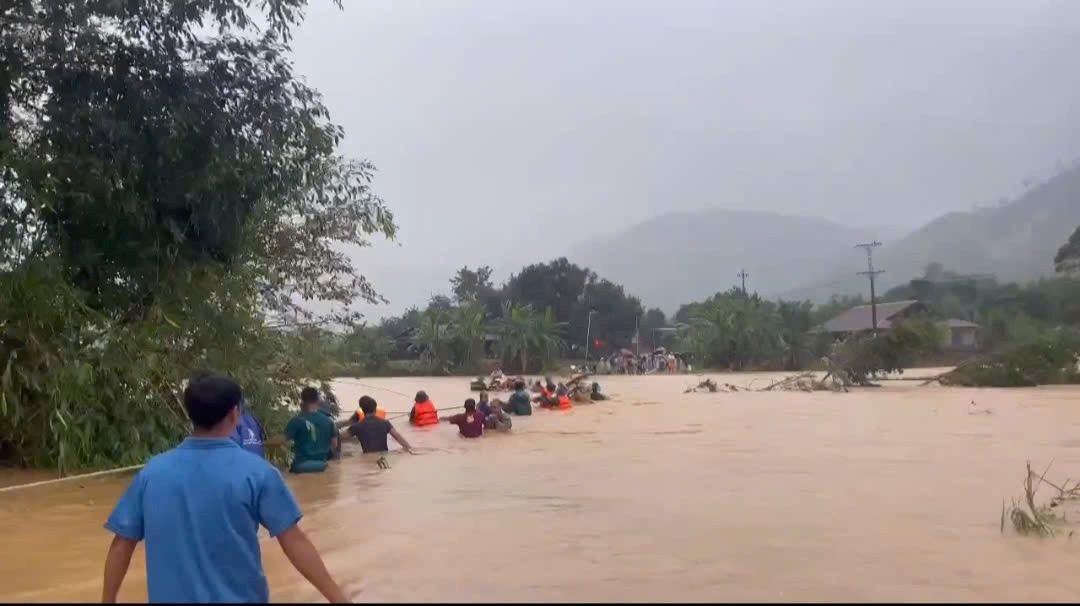 Người dân vùng cô lập ở Đắk Lắk bám dây thừng băng qua dòng nước lũ