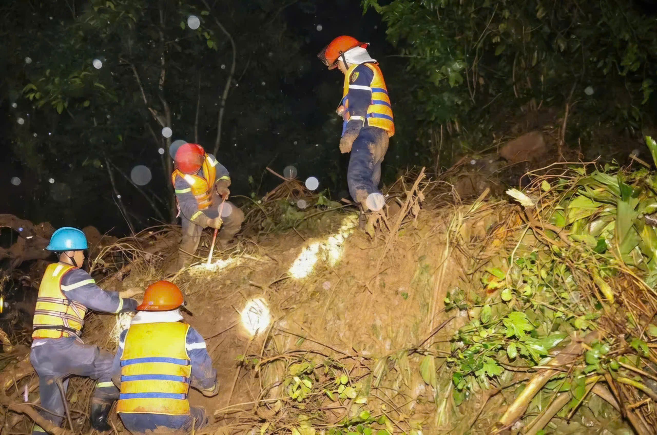 Sạt lở vùi lấp 3 người ở đèo Khánh Sơn: Tăng cường tìm nạn nhân còn mất tích