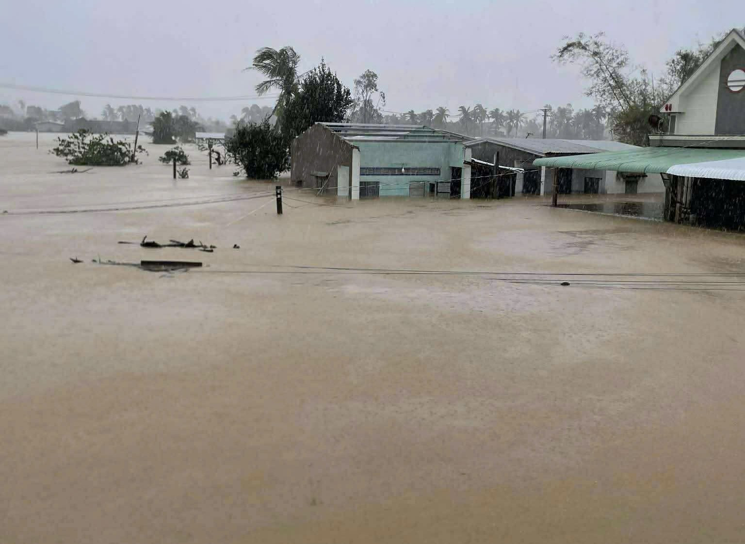 Nhà dân ven sông Ba ở Đắk Lắk bị cô lập hoàn toàn, em bé co ro trên mái nhà