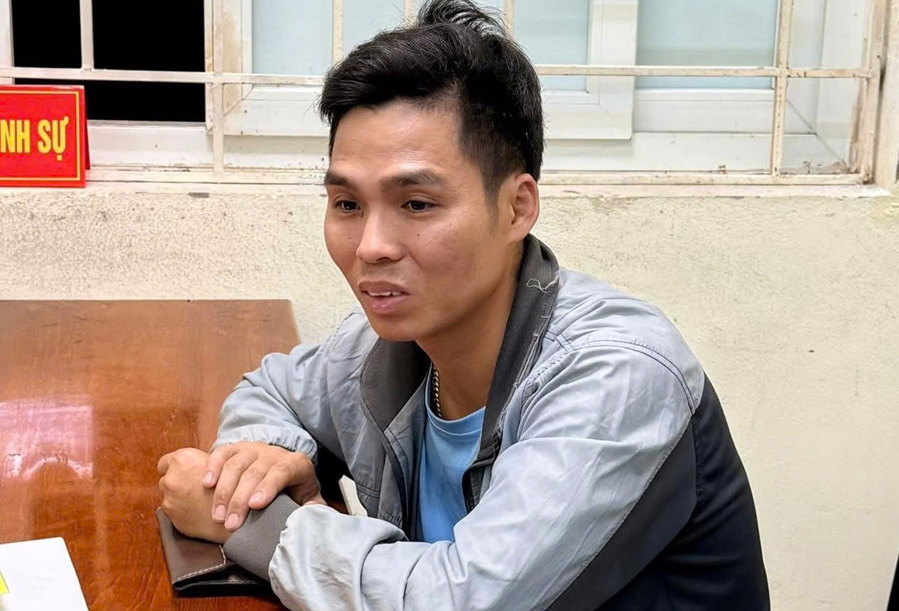 Tạm giữ tài xế lao xe tải vào cảnh sát, bỏ chạy trên nhiều tuyến phố Hà Nội