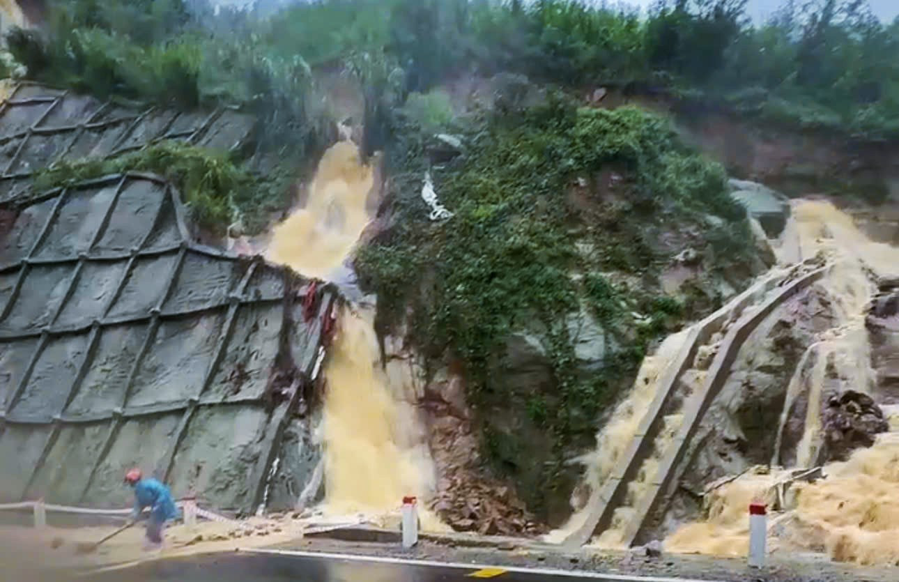 Nước lũ chảy như thác xuống đèo An Khê, Gia Lai cấm phương tiện qua lại