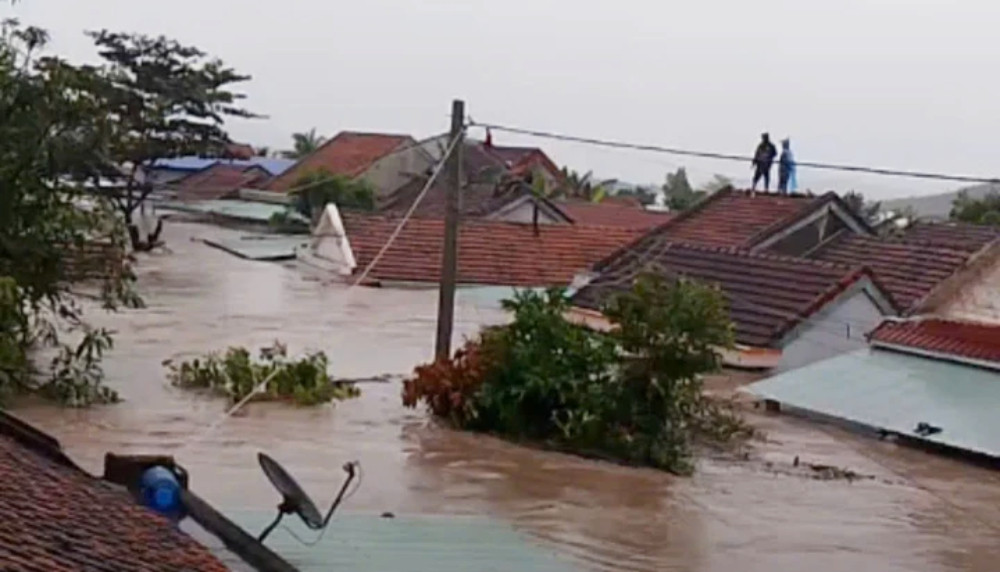 Thủy điện ở Đắk Lắk xả lũ lớn nhất từ trước đến nay, nhiều nhà dân ngập lút mái