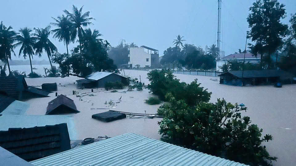 Hàng trăm nhà dân ở Đắk Lắk ngập sâu qua nóc, người dân bị cô lập kêu cứu