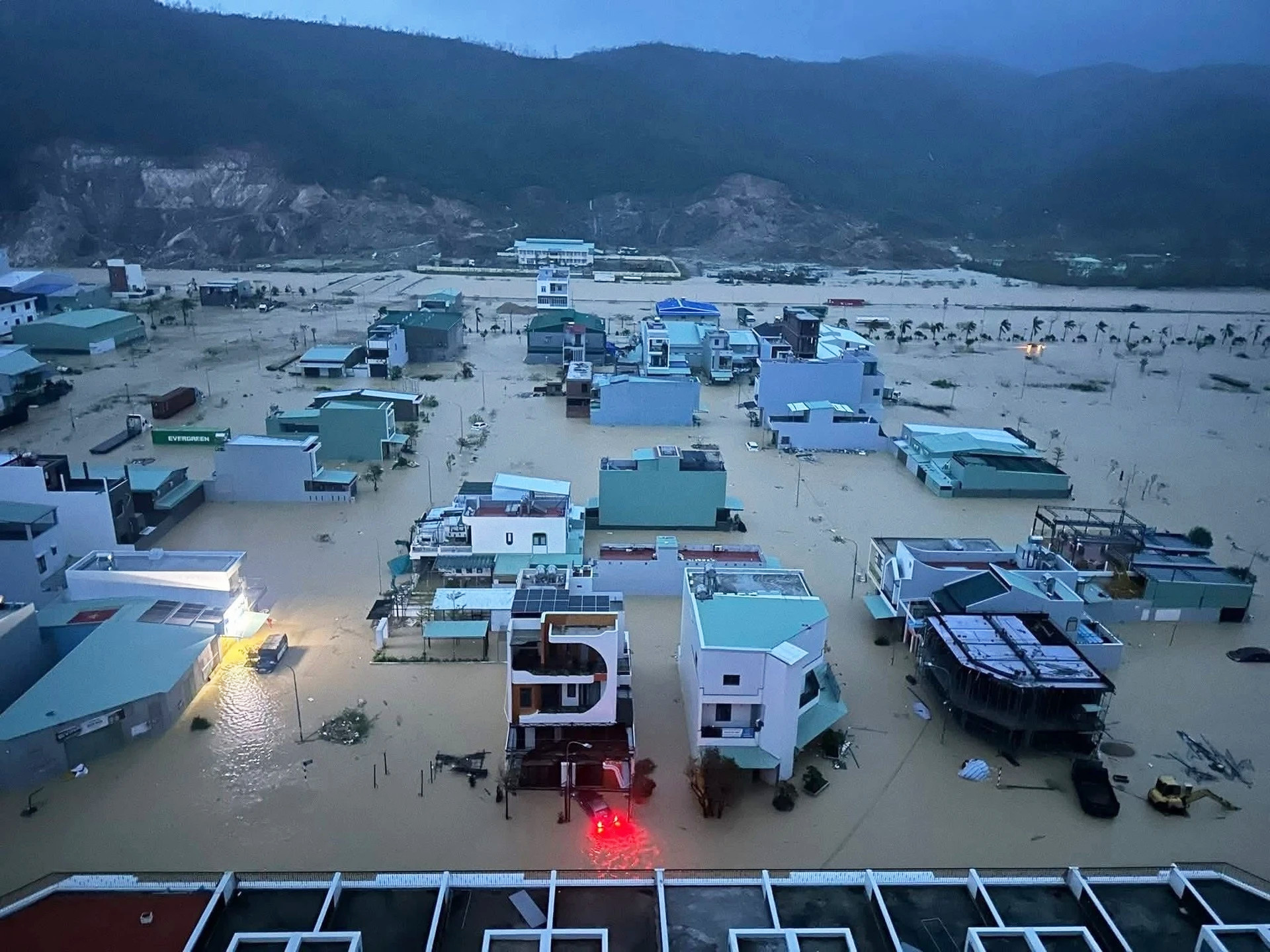 Miền Trung tiếp tục mưa lớn 3 ngày tới, khắp nơi nguy cơ lũ quét, sạt lở