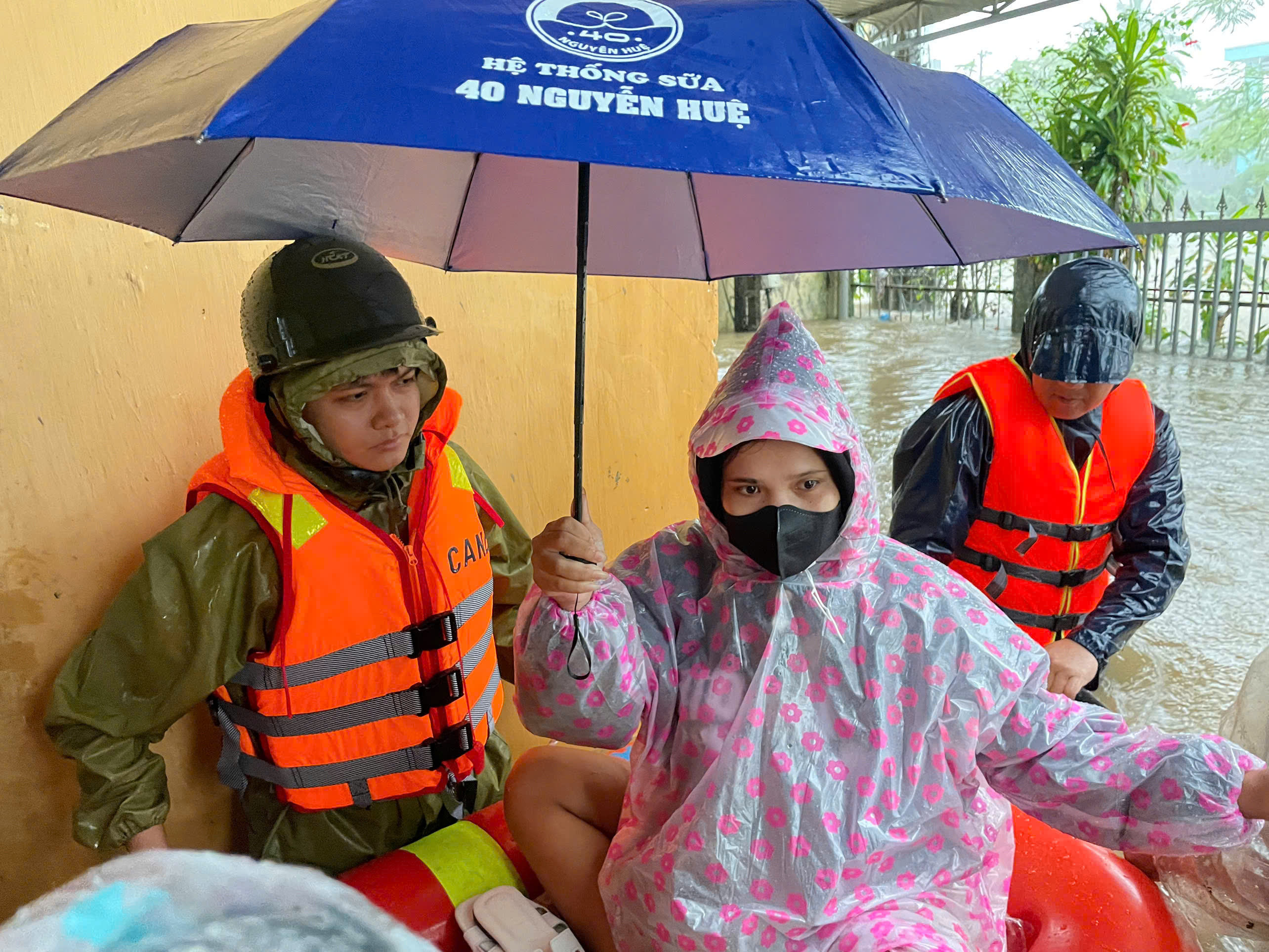 Lực lượng cứu hộ Đắk Lắk vượt mưa lũ đưa sản phụ đi sinh