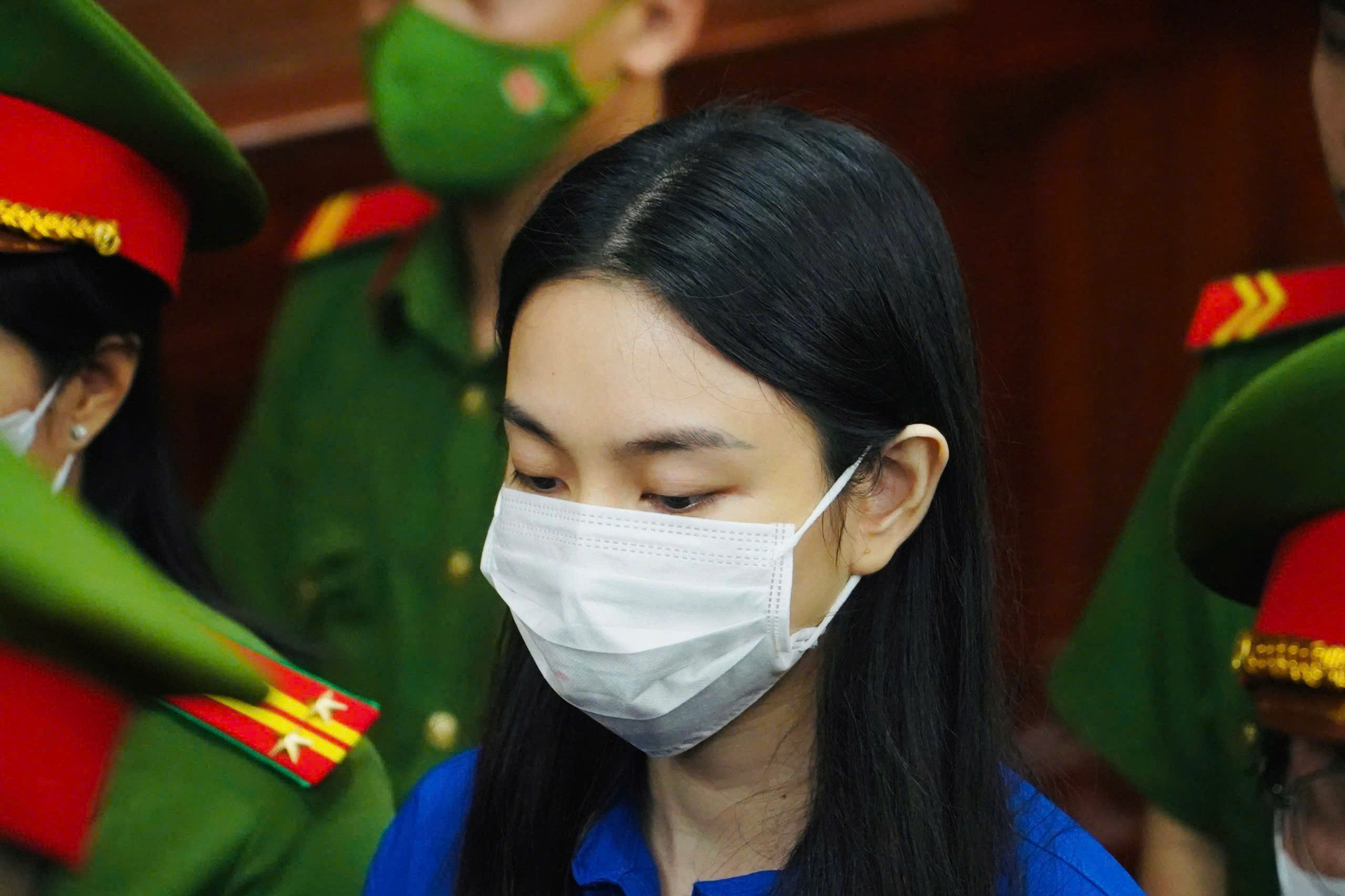 Hình ảnh Hoa hậu Thuỳ Tiên, Quang Linh Vlogs, Hằng Du Mục và đồng phạm tại tòa