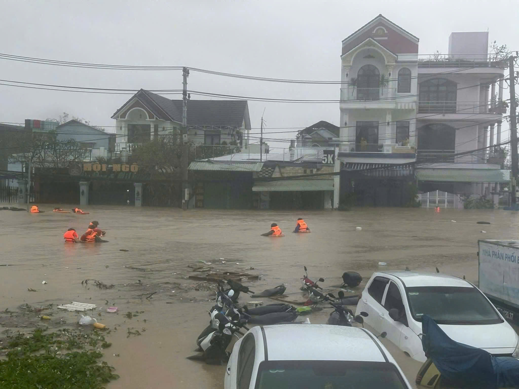 Người dân vùng lũ Gia Lai cần cứu hộ, gọi cho ai?