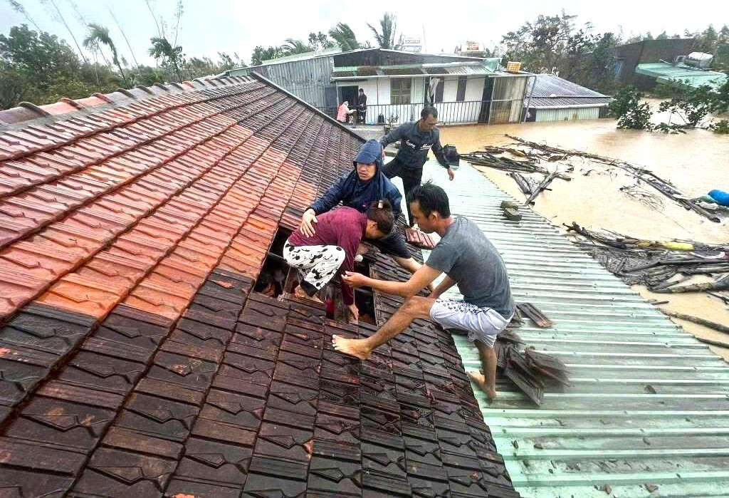 Dân vùng mưa lũ Gia Lai co ro trên mái nhà, lực lượng chức năng xuyên đêm cứu hộ