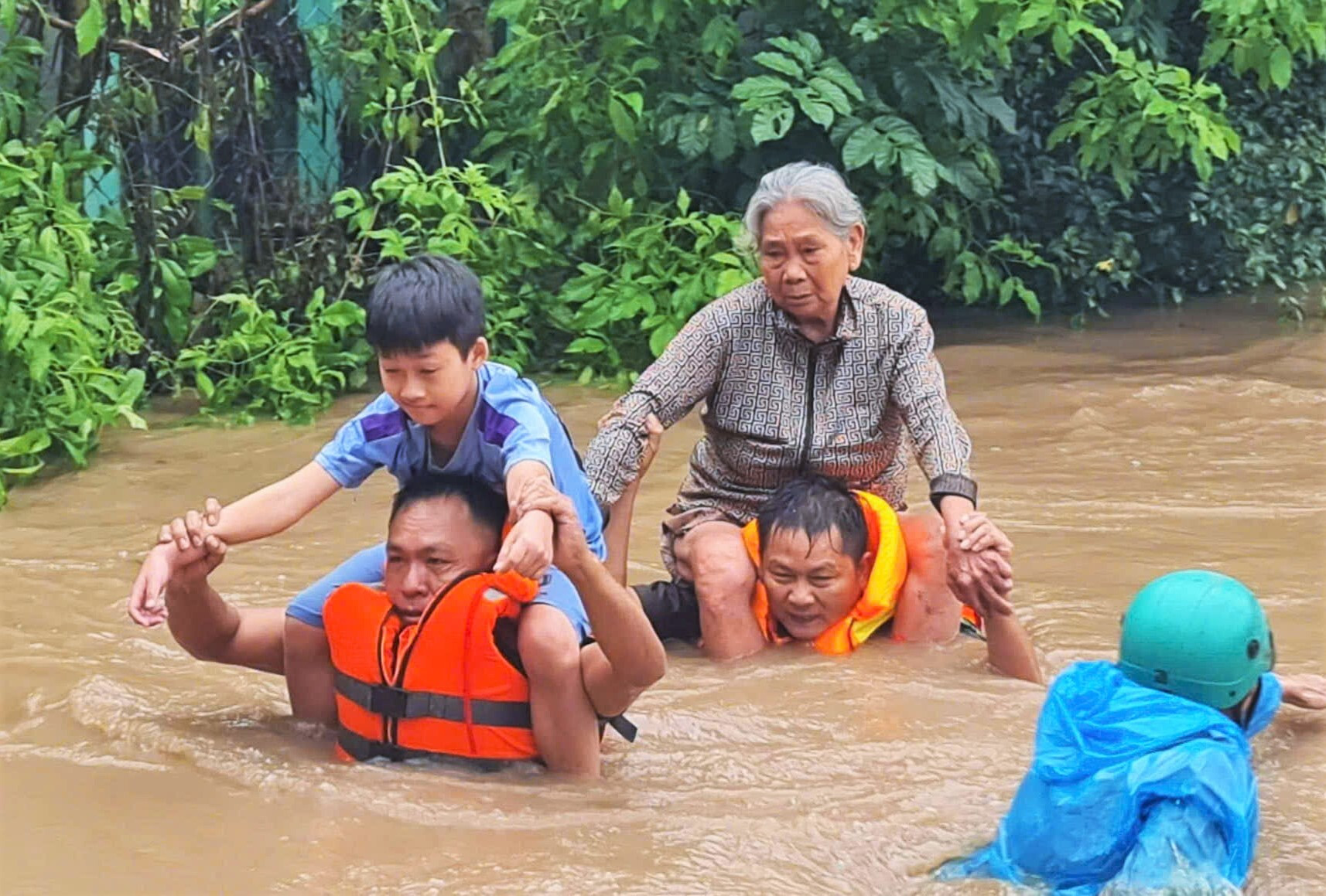 Những người lao vào nguy hiểm để đưa đồng bào đến nơi an toàn