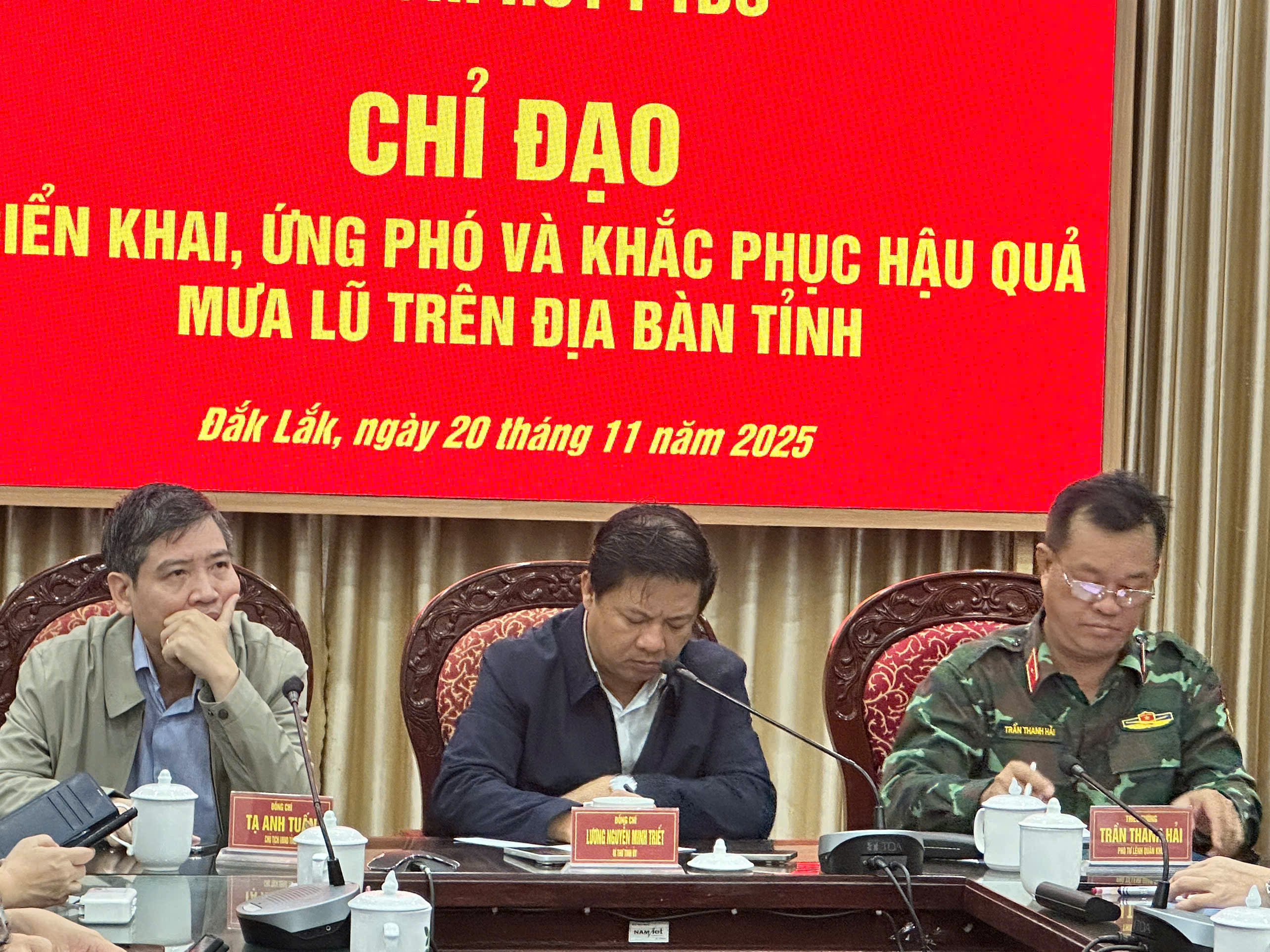 Quân đội điều trực thăng, máy bay không người lái cứu dân vùng lũ ở Đắk Lắk