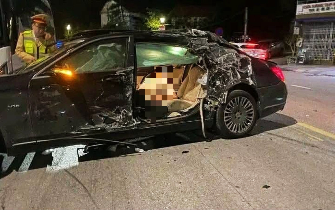 Xe sang Maybach S600 đâm xe khách đỗ ven đường, một người tử vong