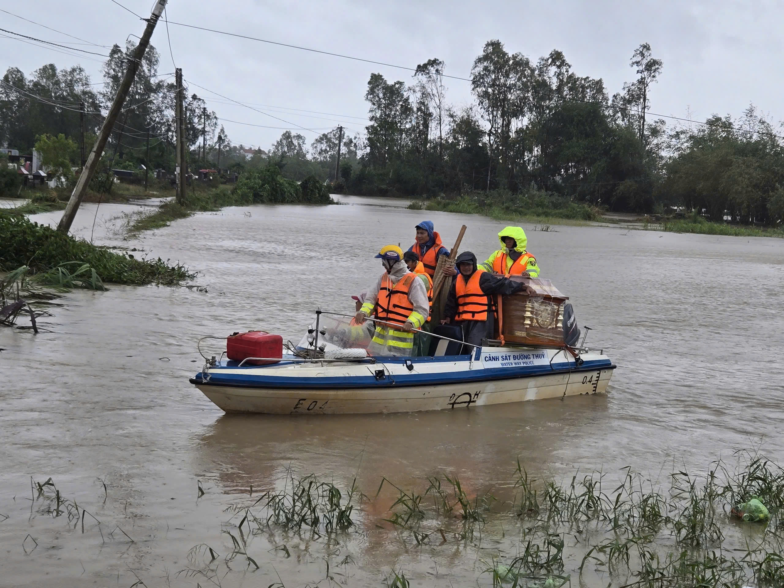 CSGT Đắk Lắk vượt lũ mang quan tài giúp lo hậu sự cho cháu bé 12 tuổi