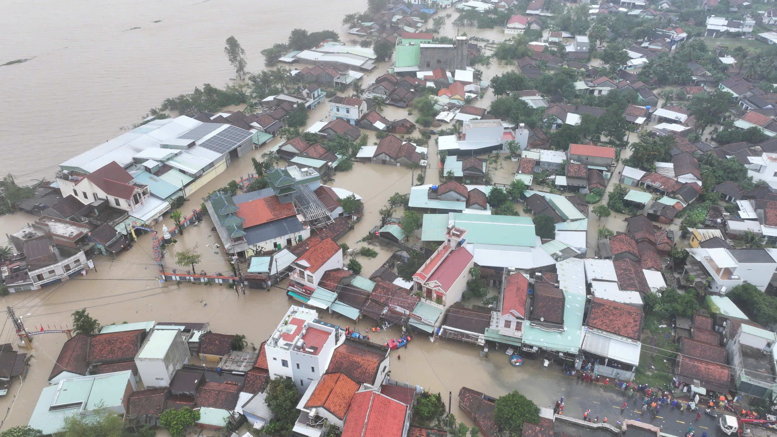 Toàn cảnh mưa lũ Nam Trung bộ: Hàng vạn nhà ngập sâu, dân dỡ ngói ngoi lên cầu cứu