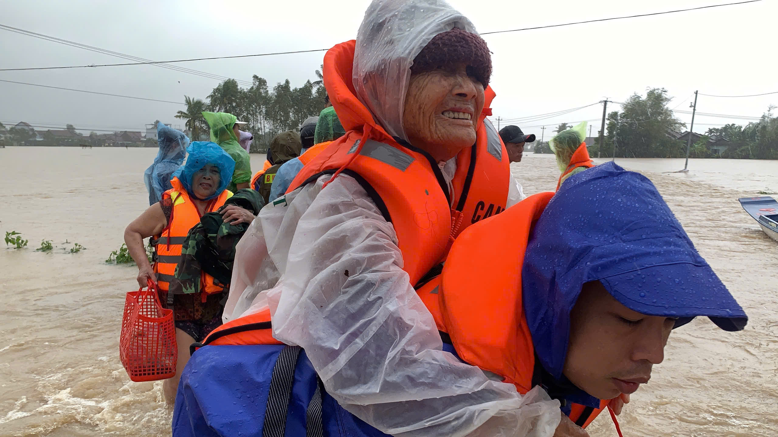 Bí thư Đắk Lắk phê bình nhiều đơn vị báo cáo chưa đúng thực tế thiệt hại mưa lũ