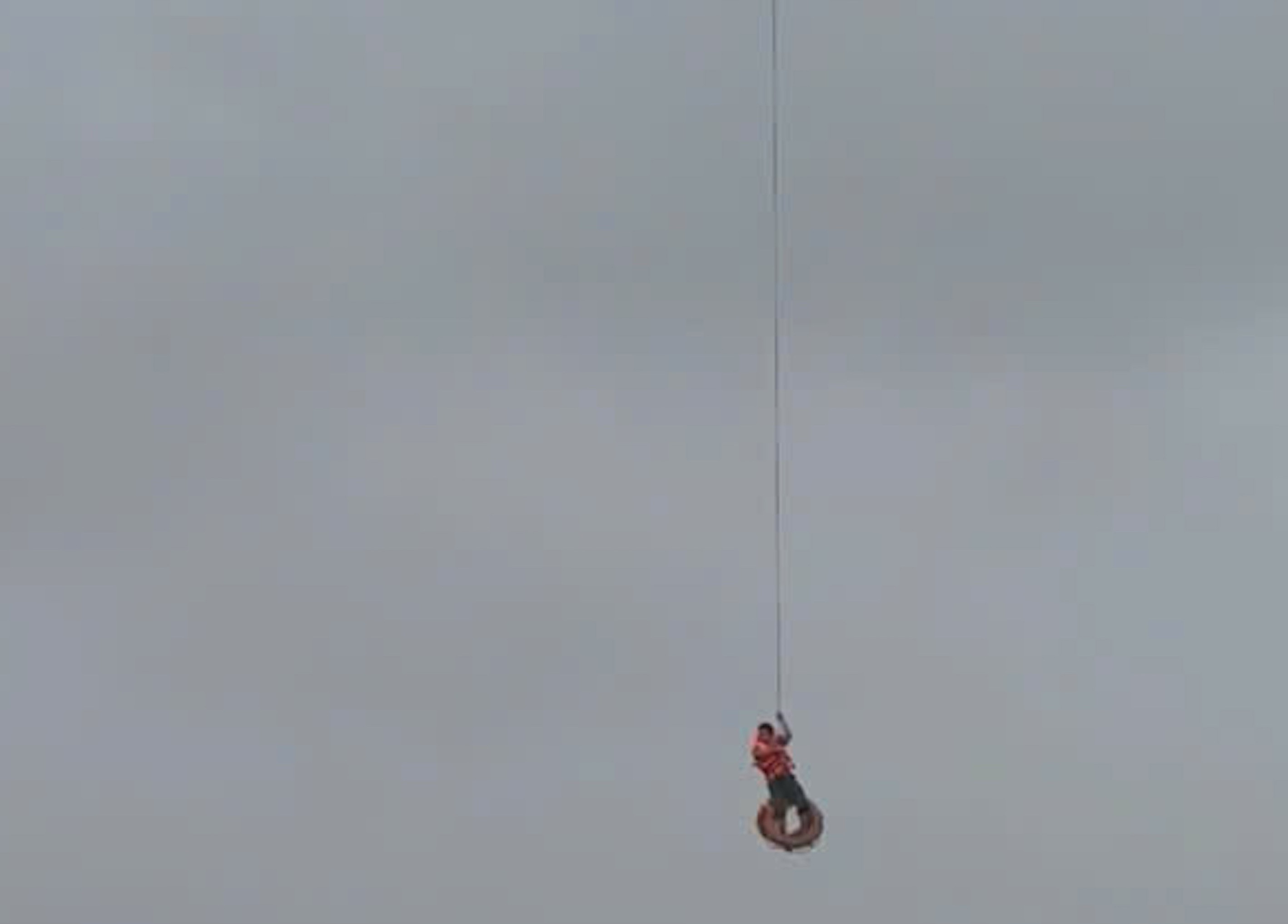 Dùng máy bay không người lái cứu 1 người bị lật thuyền