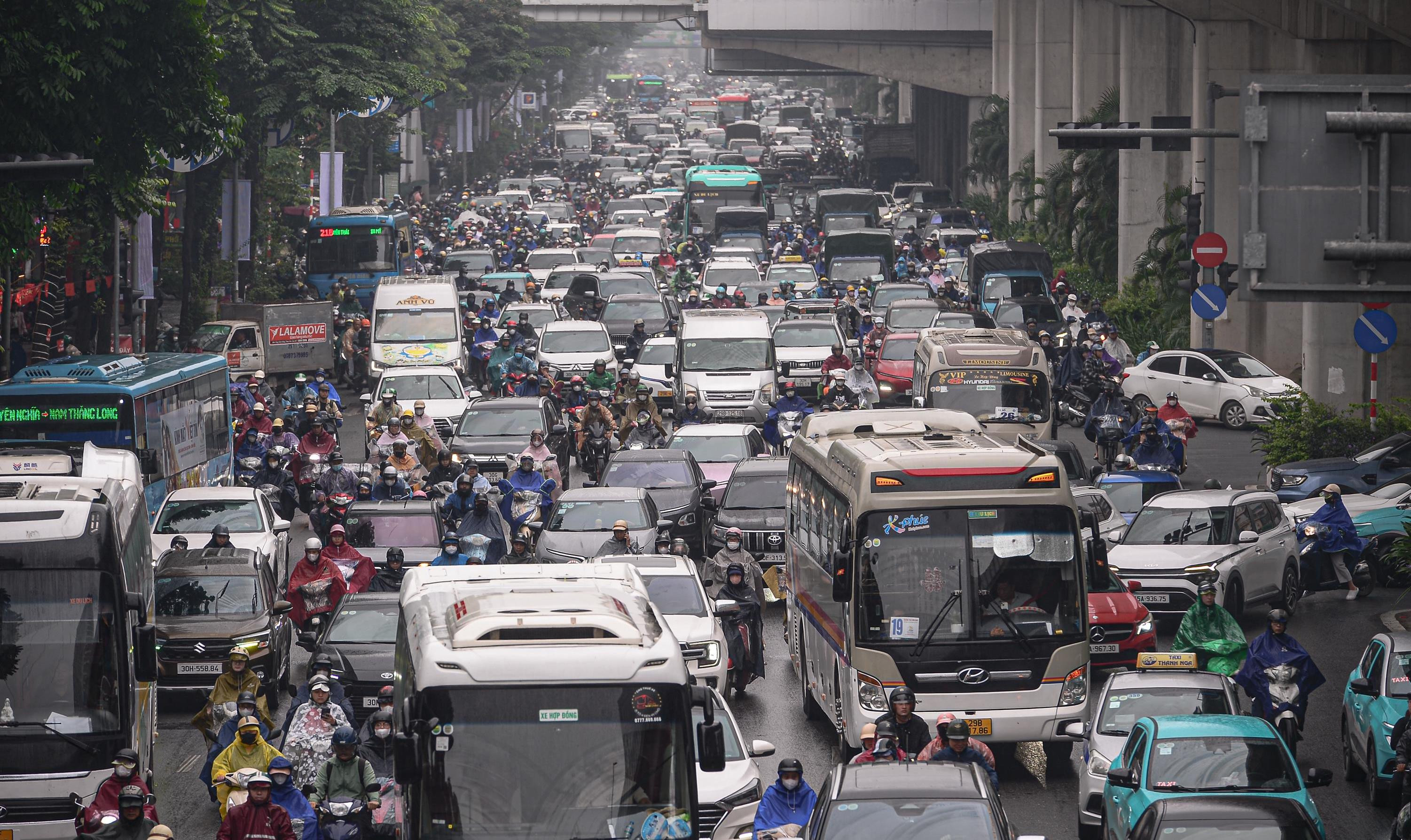 Hà Nội điều chỉnh kích thước vỉa hè, dải phân cách giảm ùn tắc giao thông