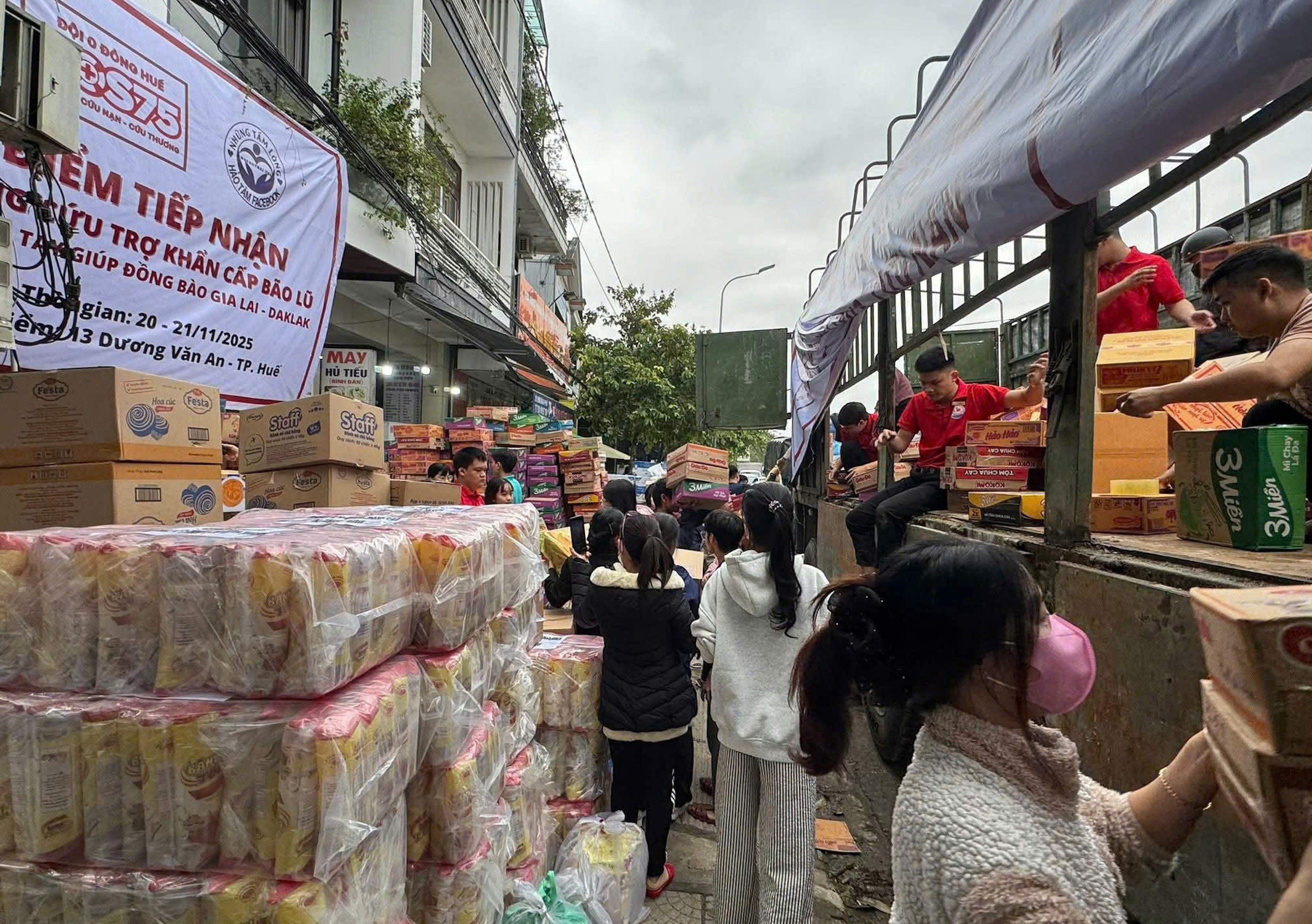 Vừa chịu 4 đợt lũ liên tiếp, người dân Huế vẫn gom hàng ủng hộ đồng bào Đắk Lắk