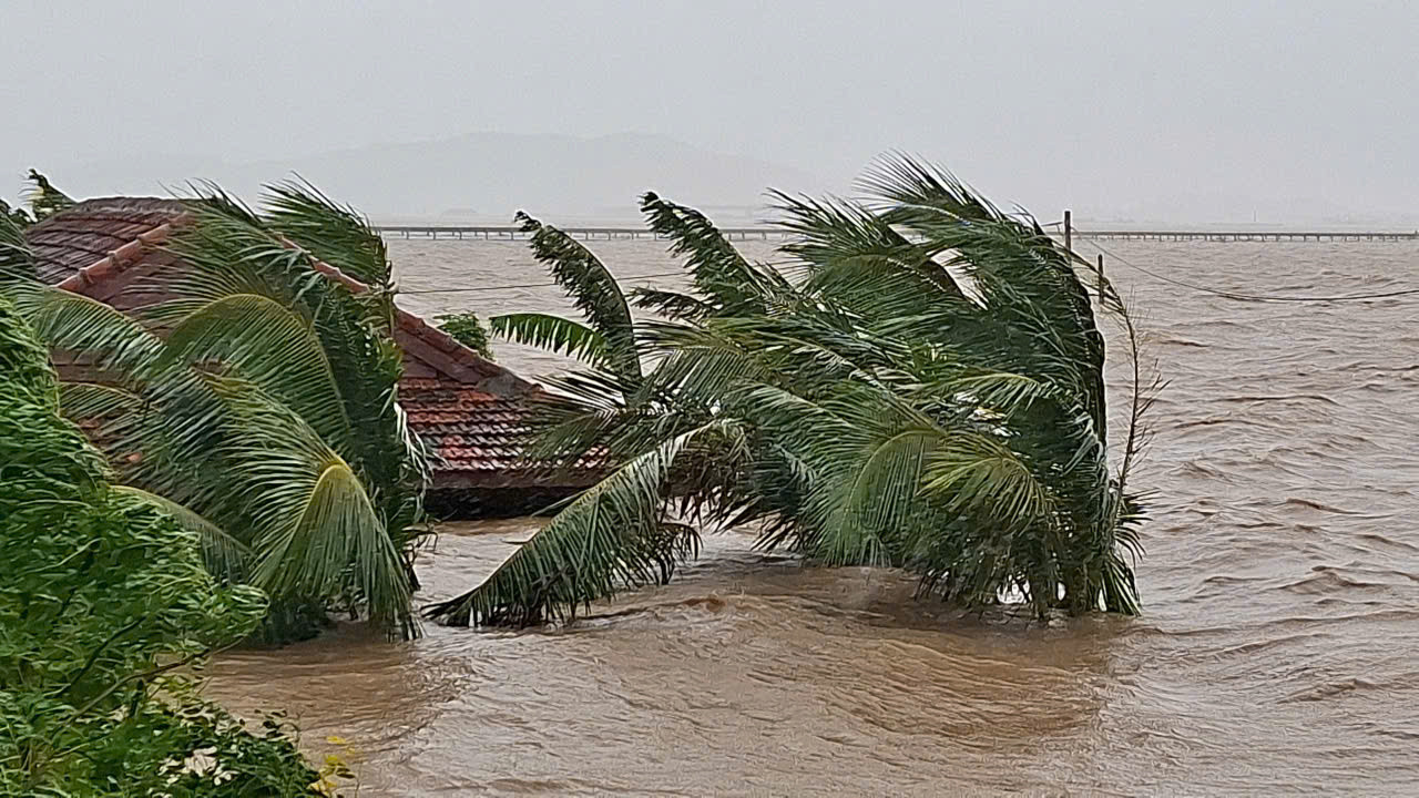 Đắk Lắk: Nhiều khu vực bị cô lập suốt nhiều ngày