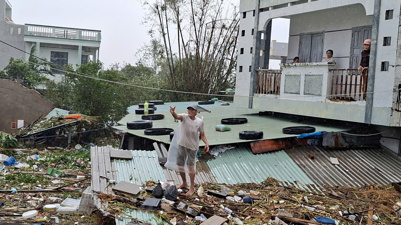 Đắk Lắk lũ vượt mái nhà, dân thoát nạn nghẹn ngào: 'Ngỡ mình chết hôm qua'
