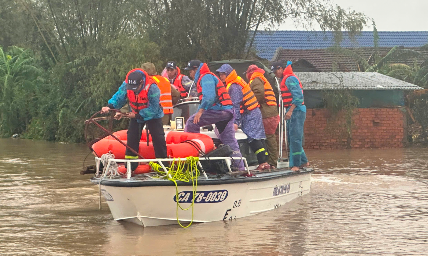 Bộ Chính trị giao một số địa phương trực tiếp chi viện cho 4 tỉnh Trung Bộ