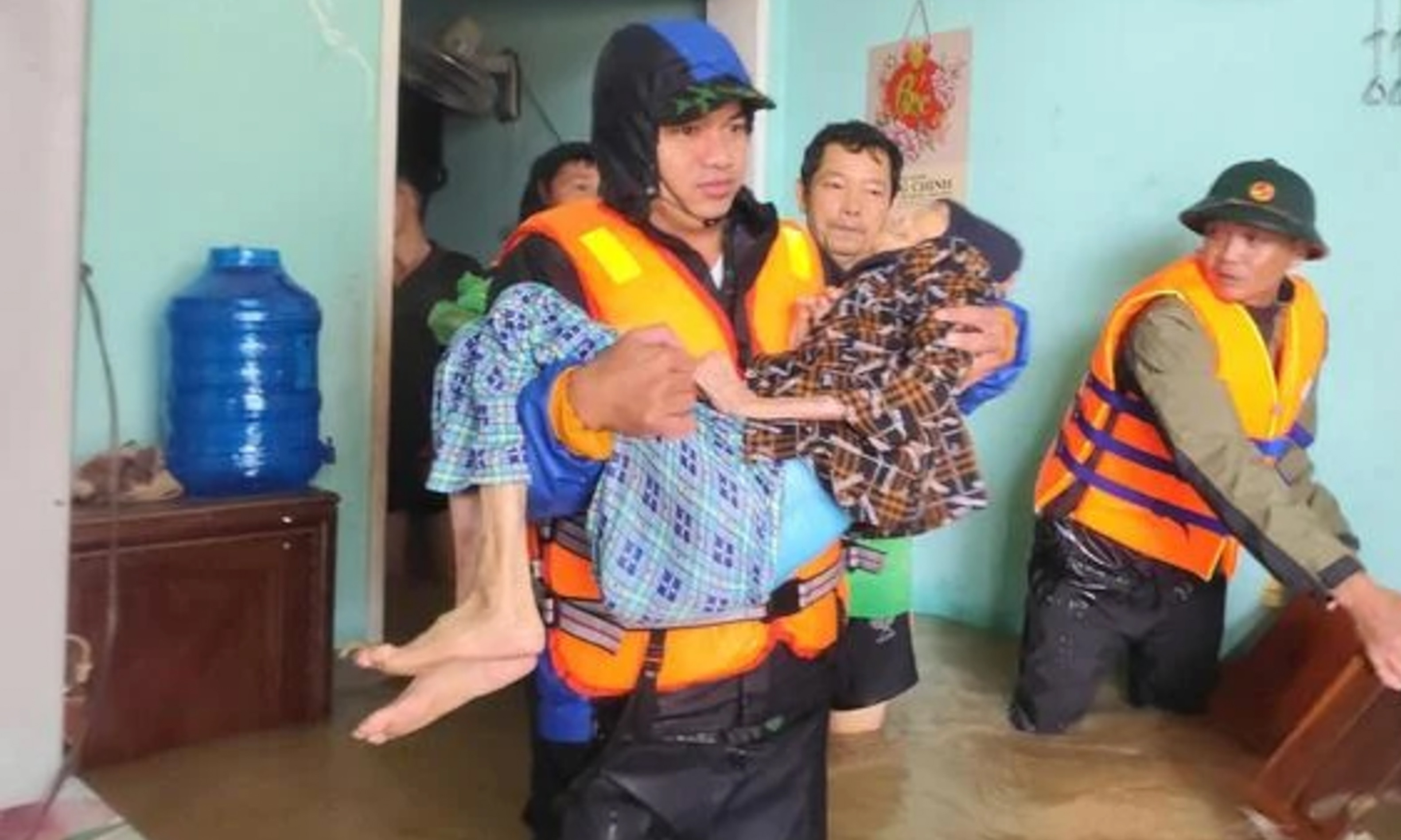 Mưa lũ làm 54 người chết và mất tích, hơn 28.460 nhà dân ngập sâu