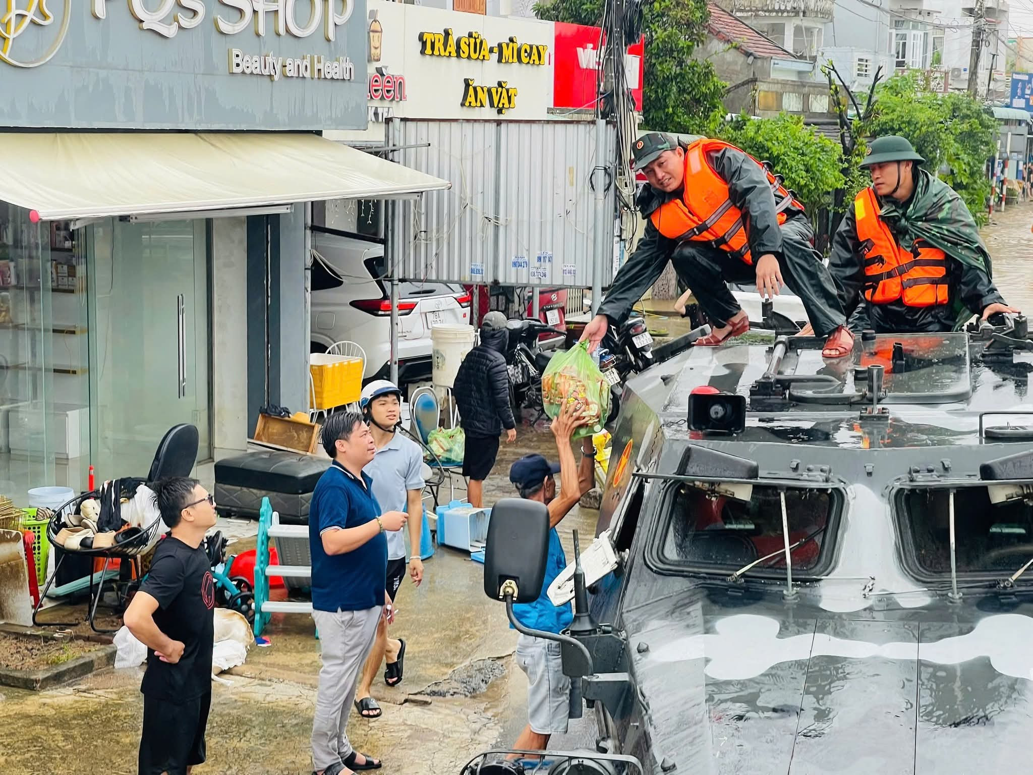 Quân khu 5 điều xe thiết giáp tiếp tế lương thực vùng tâm lũ Đắk Lắk