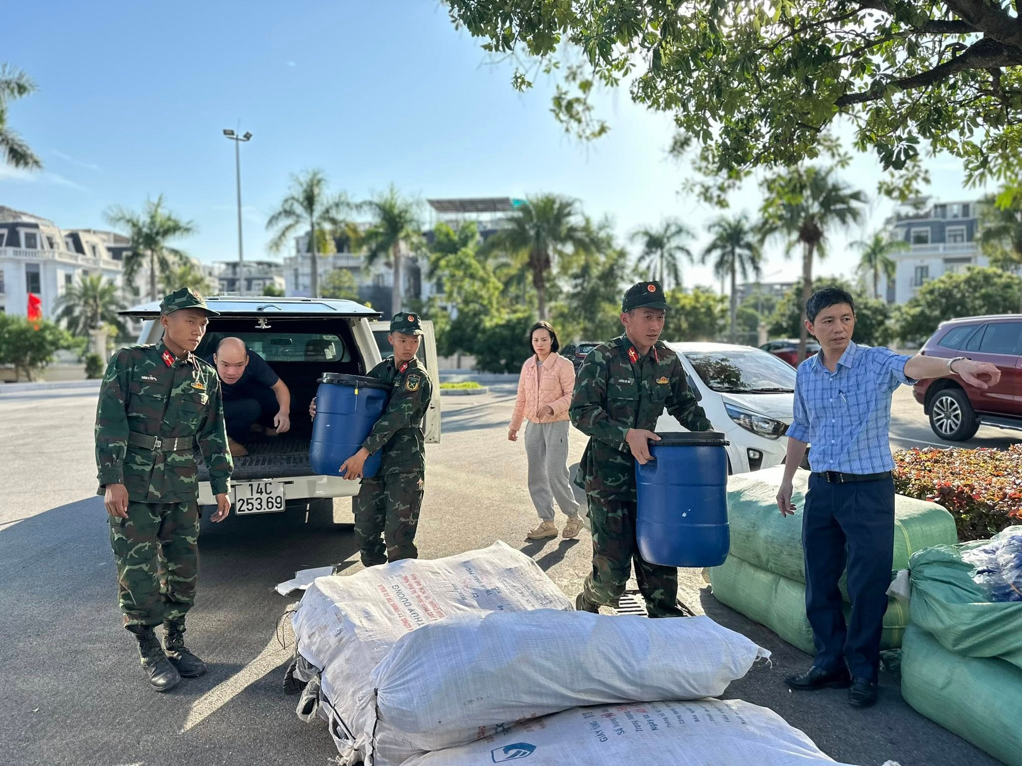 Hàng trăm tấn hàng cứu trợ của Quảng Ninh xuất phát đến Lâm Đồng