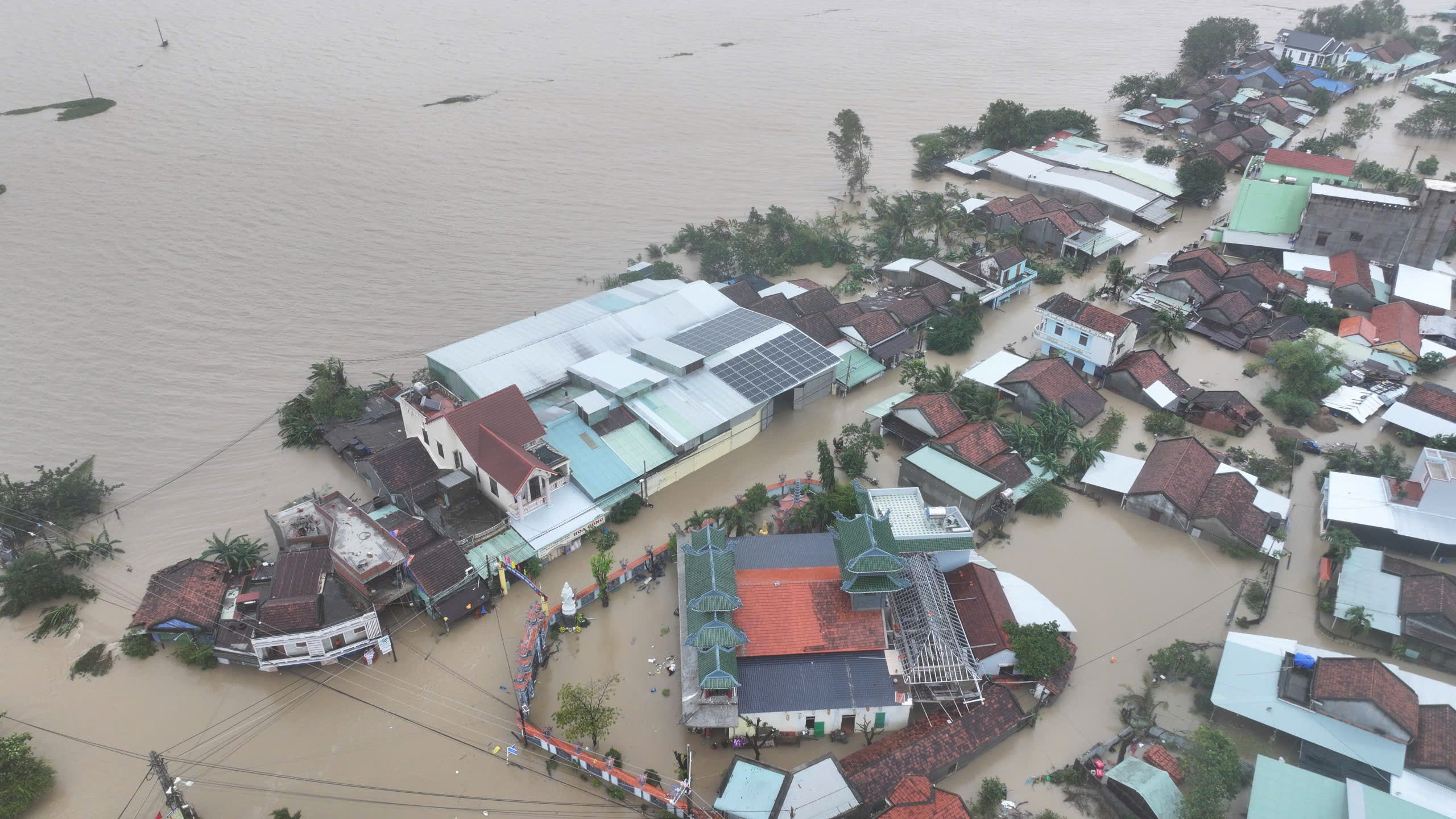 Đắk Lắk: Lũ lịch sử khiến ít nhất 35 người chết và mất tích
