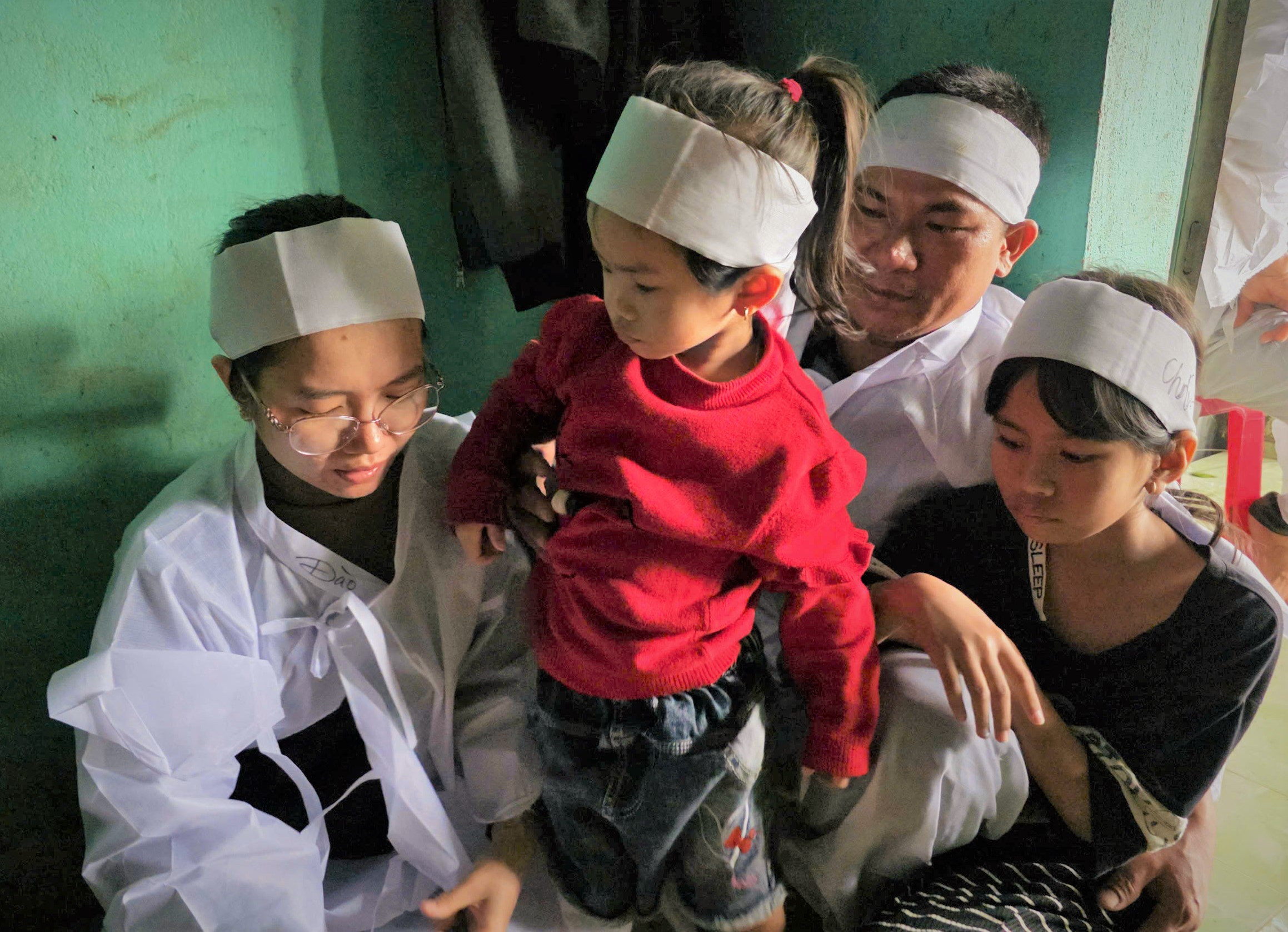 Xót xa người ông quên mình cứu con dâu và hai cháu giữa lũ dữ