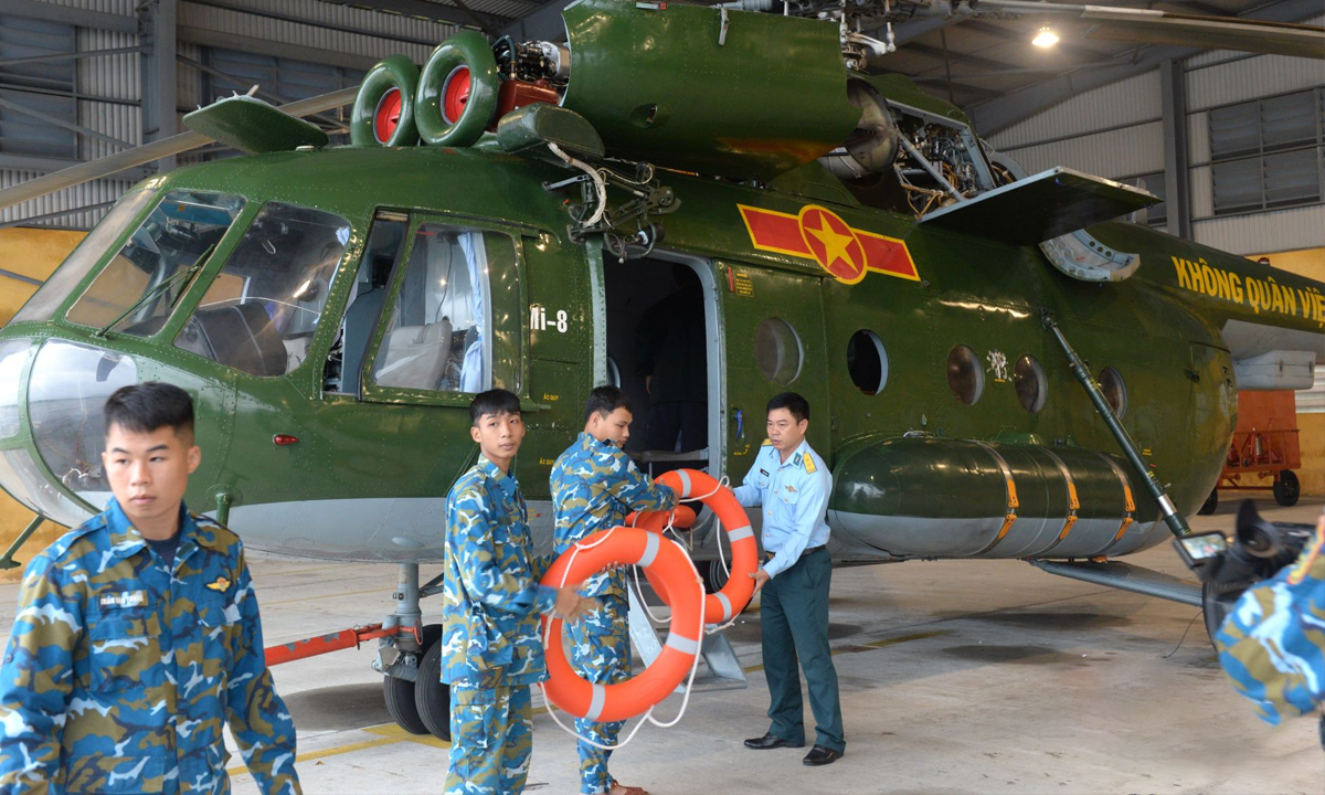 Trực thăng Mi-17 chở 3 tấn hàng cứu trợ đồng bào lũ lụt tỉnh Đắk Lắk