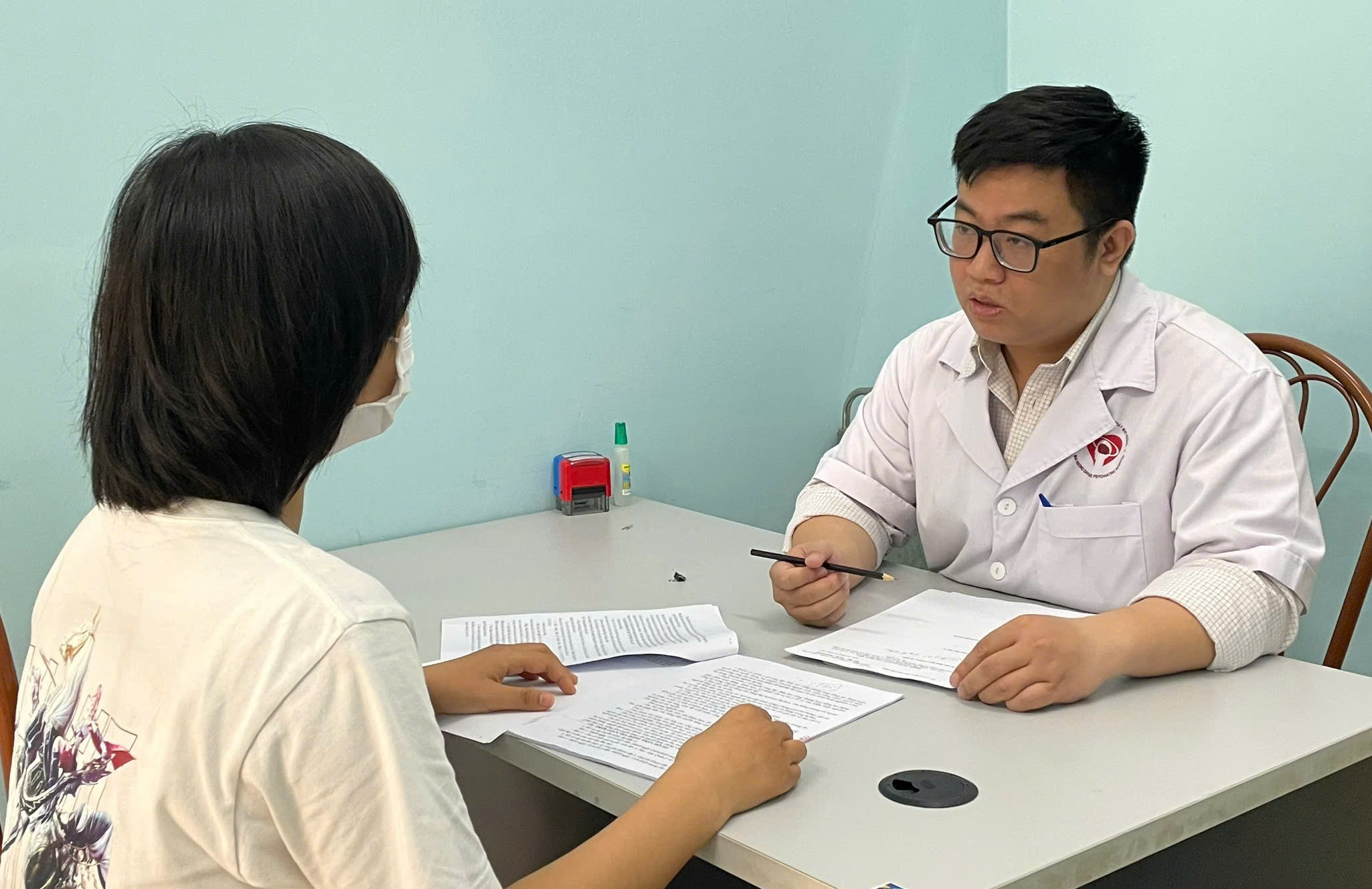 Trẻ kiệt quệ tinh thần vì áp lực từ lời khen 'con mẹ giỏi nhất'