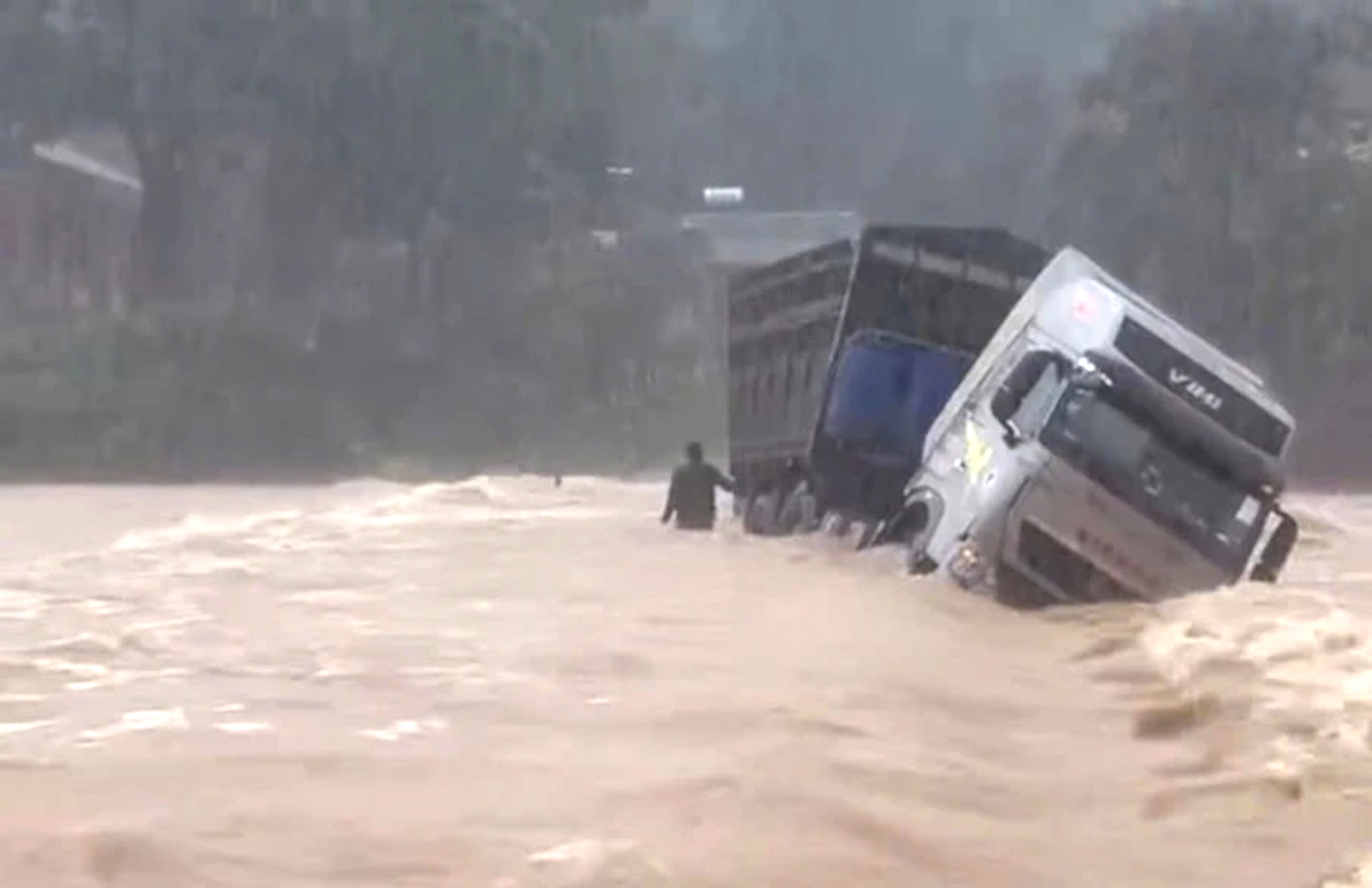 Tìm thấy thi thể nghi tài xế bị lũ cuốn khi băng qua cầu tràn ở Quảng Trị