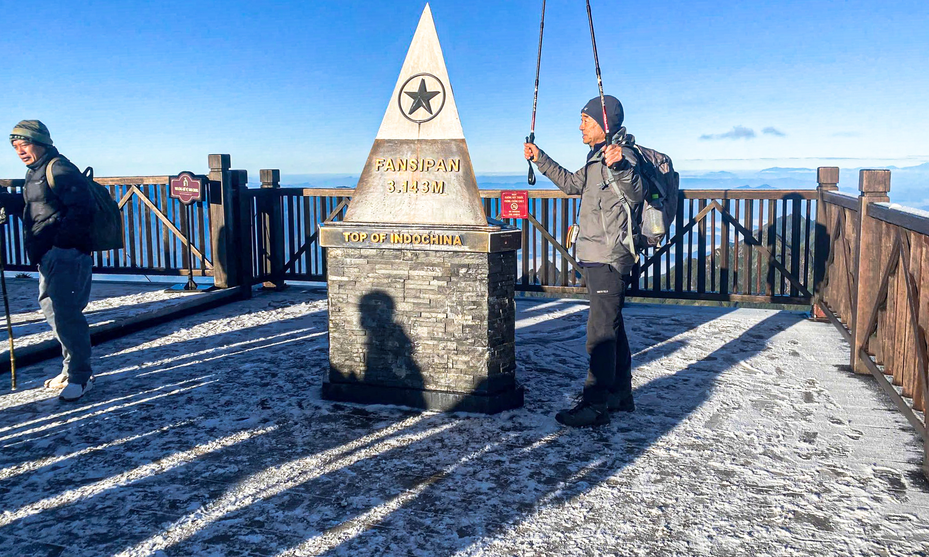 Đỉnh Fansipan xuất hiện băng giá