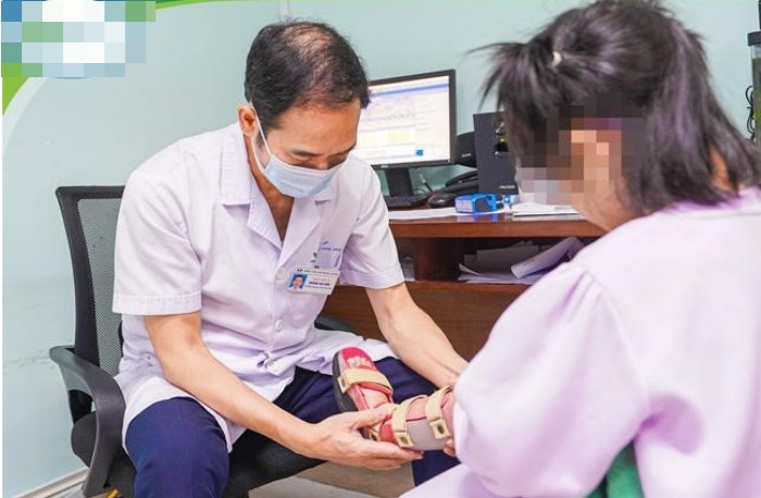 Bé gái 7 tuổi lần đầu tự đi sau 6 năm chỉ biết đến nẹp và bột