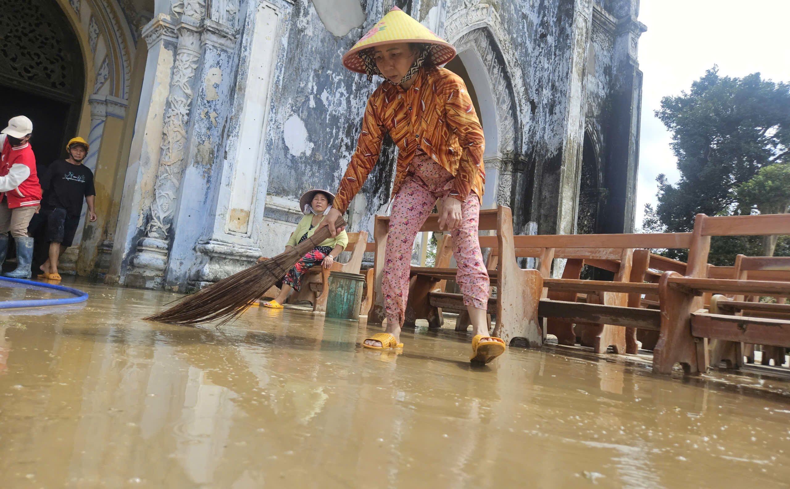 Người dân Đắk Lắk dọn dẹp, gượng dậy sau mưa lũ lịch sử