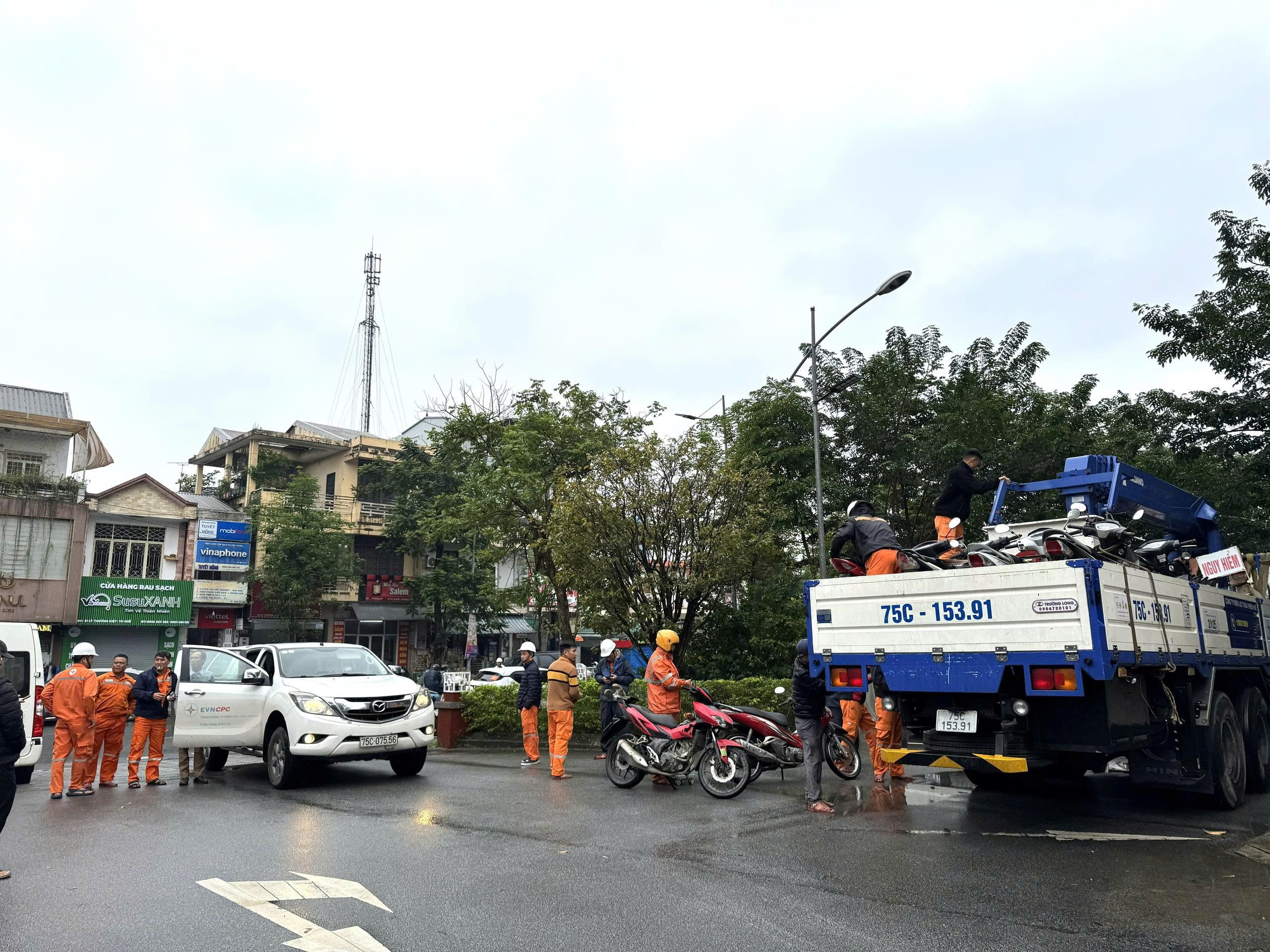 62 cán bộ, kỹ sư điện lực Huế chi viện vùng lũ Đắk Lắk