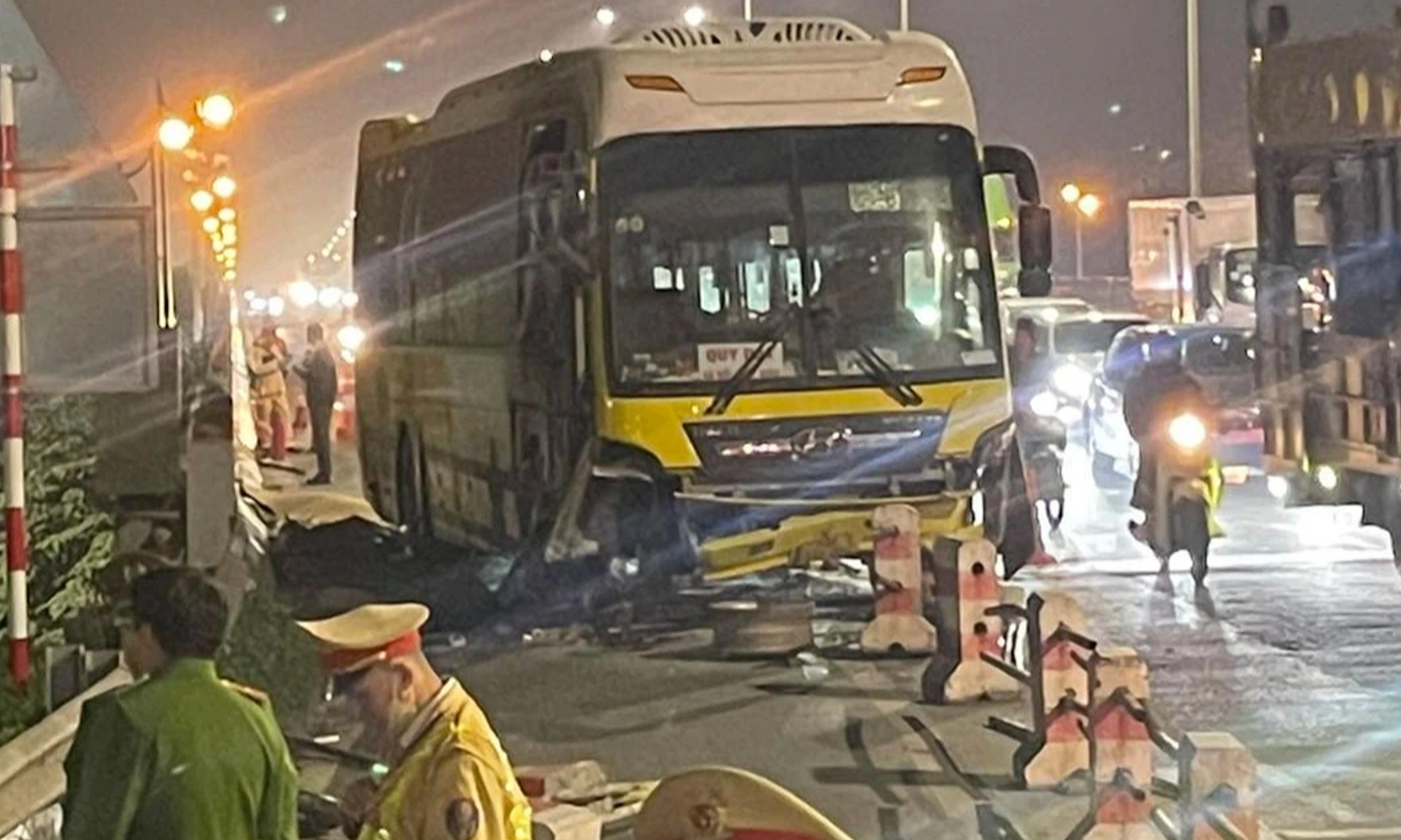 Hà Nội: Ô tô khách mất lái tông vào xe máy trên cầu Thanh Trì, 2 người tử vong