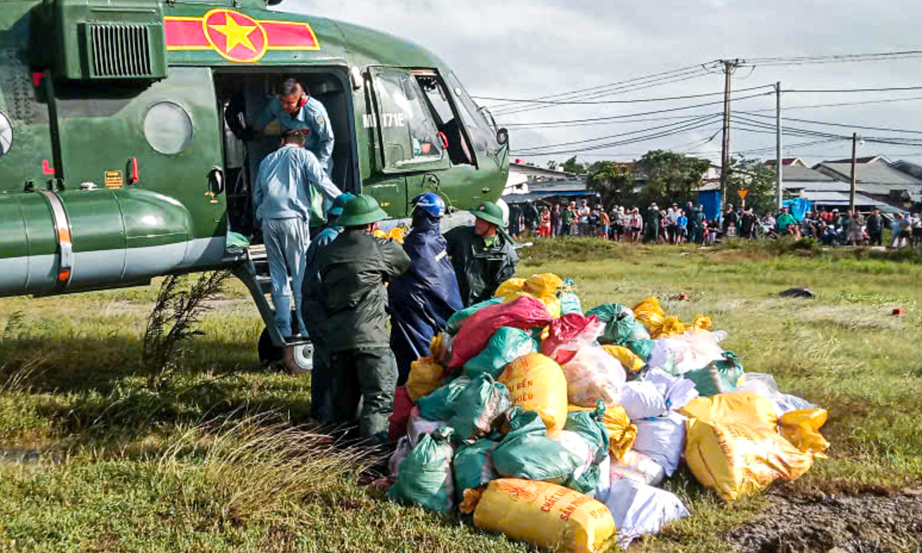 Trực thăng liên tục cất cánh, mang hàng cứu trợ đến với người dân vùng lũ