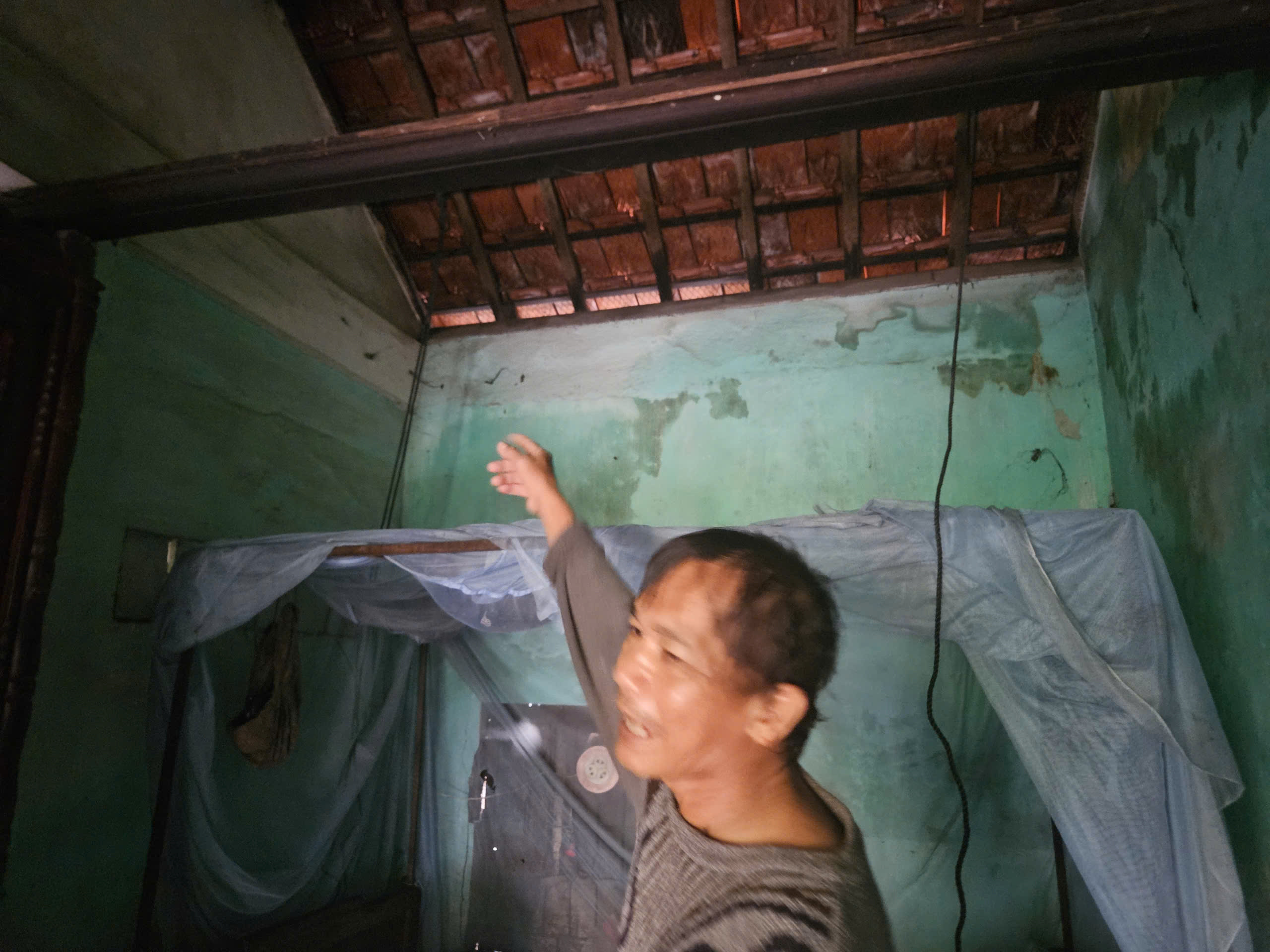 Hai ngày vô vọng tìm cha và ông nội của nữ phóng viên trong lũ dữ