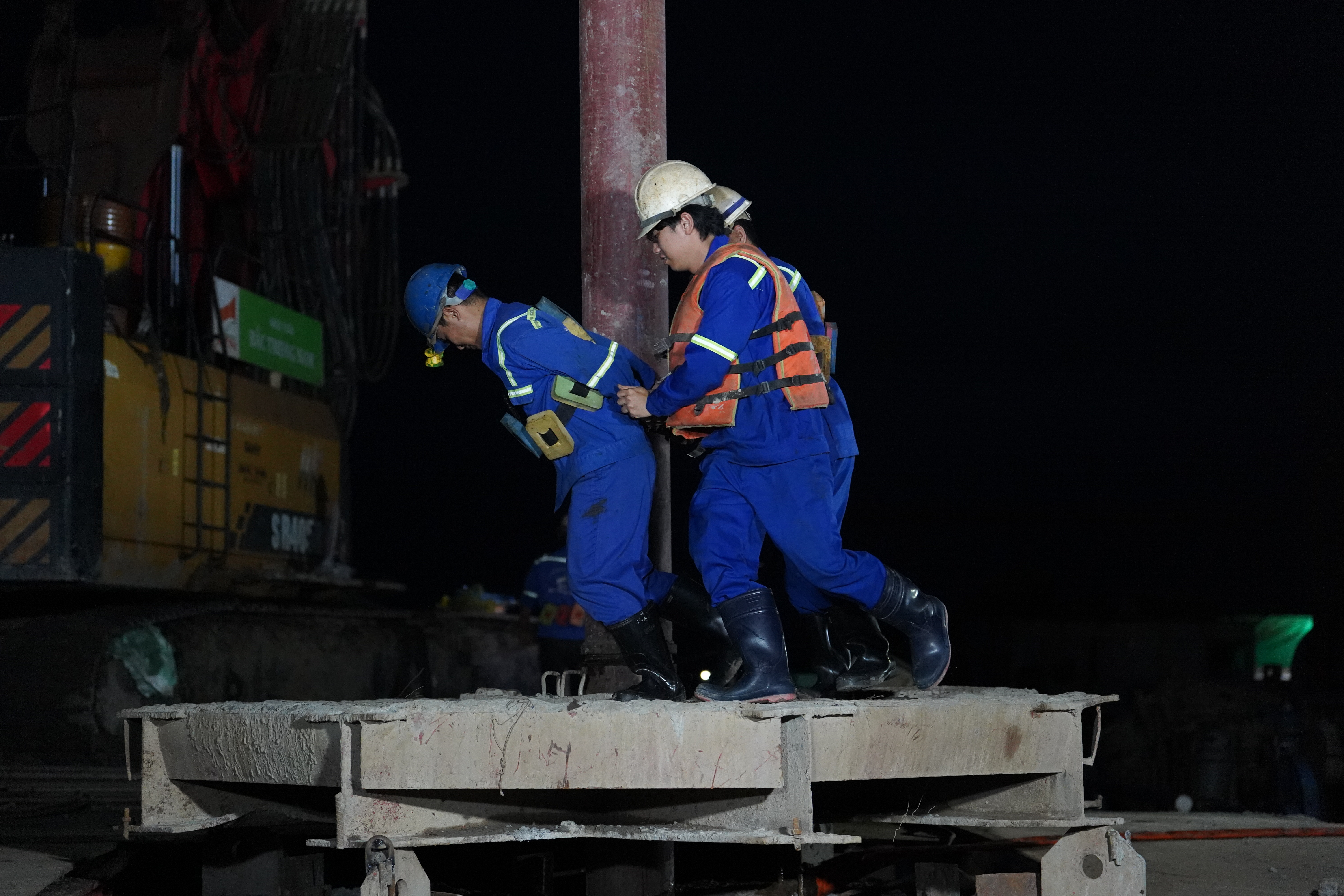 Xuyên đêm thi công cầu nối Cần Thơ - Vĩnh Long