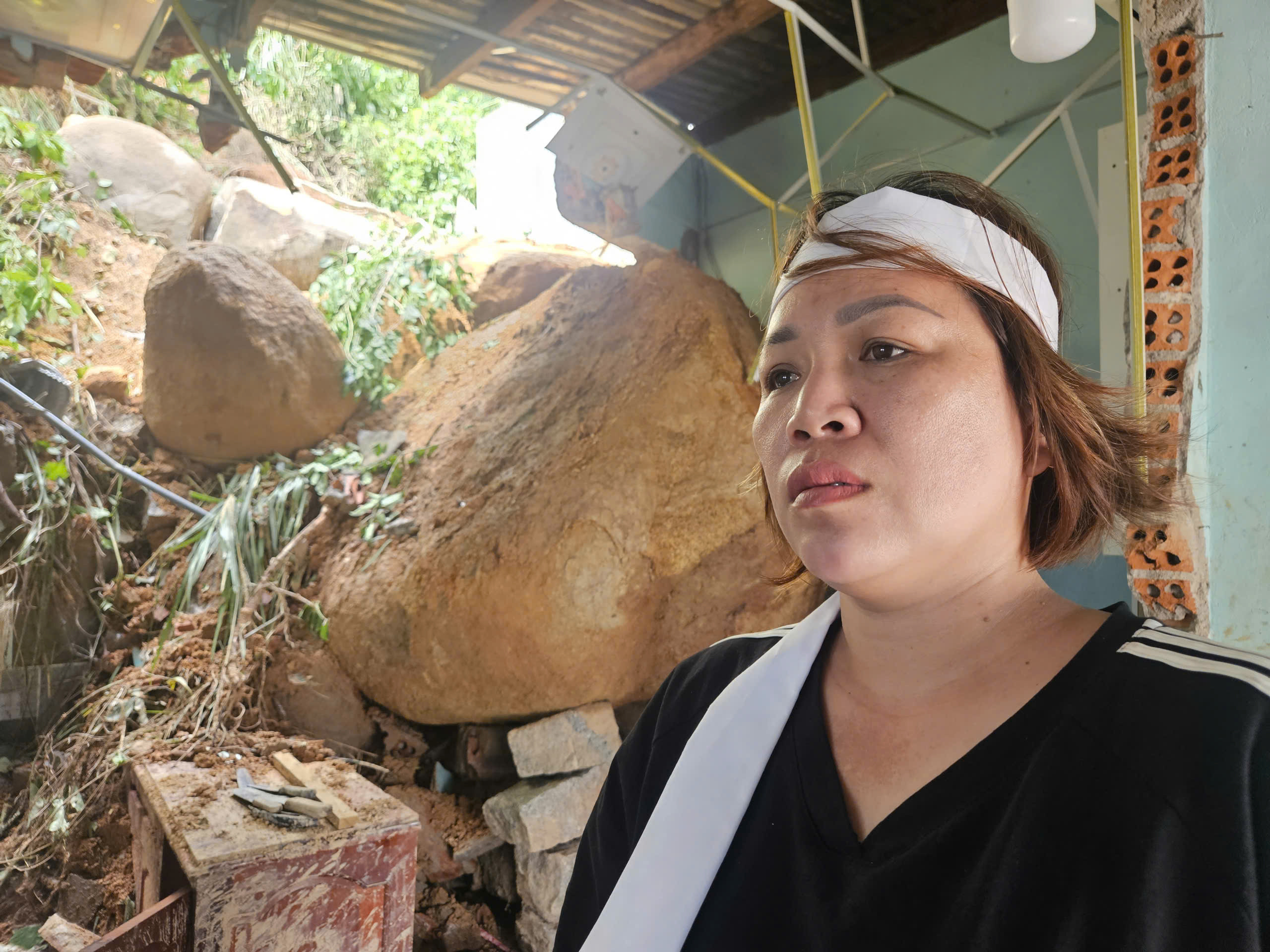 Thức dậy nấu đồ từ thiện, mẹ đau đớn chứng kiến cảnh sạt lở núi đè hai con tử nạn