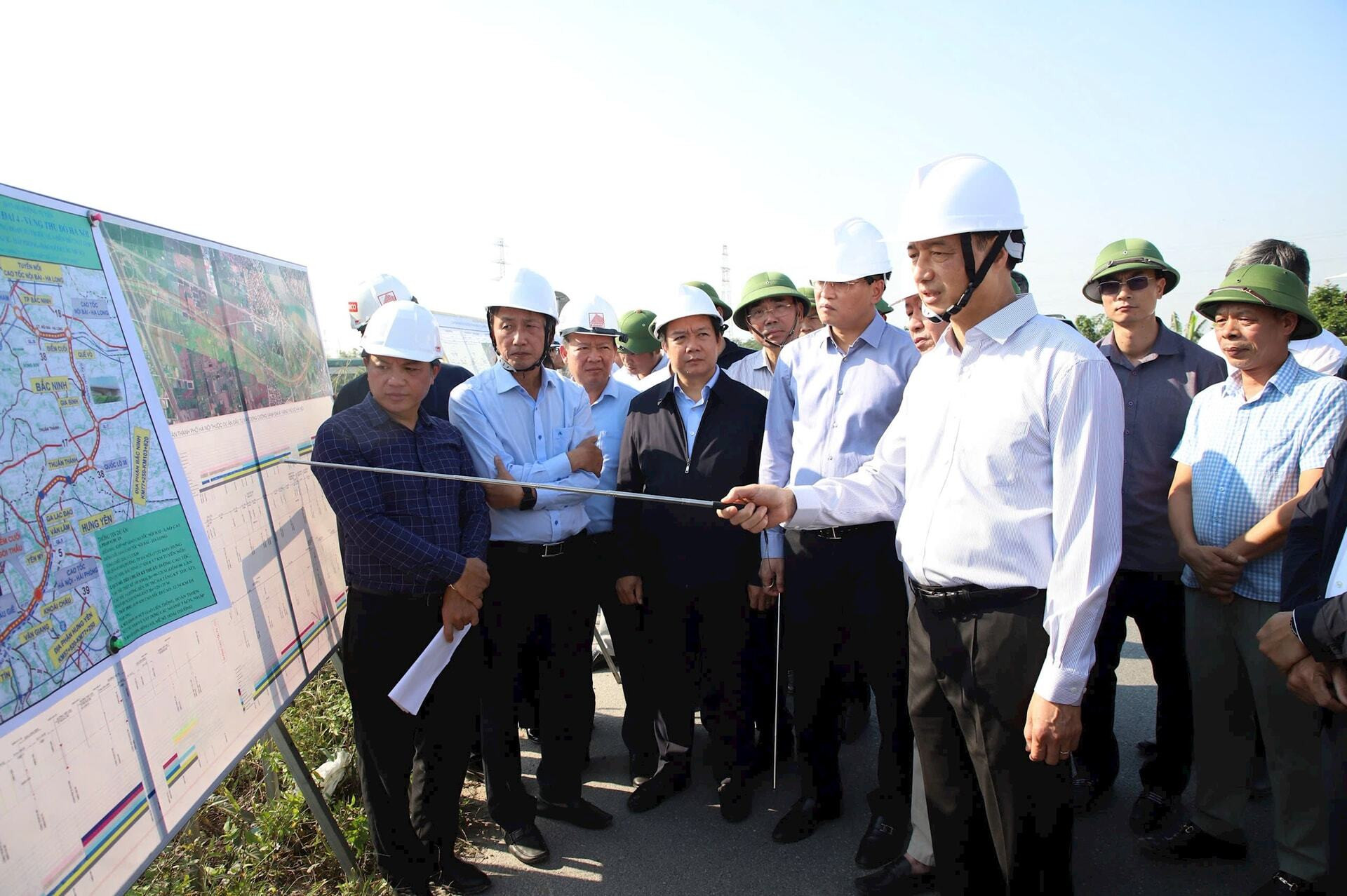 Bí thư Nguyễn Duy Ngọc kiểm tra tiến độ dự án đường Vành đai 4 - Vùng Thủ đô