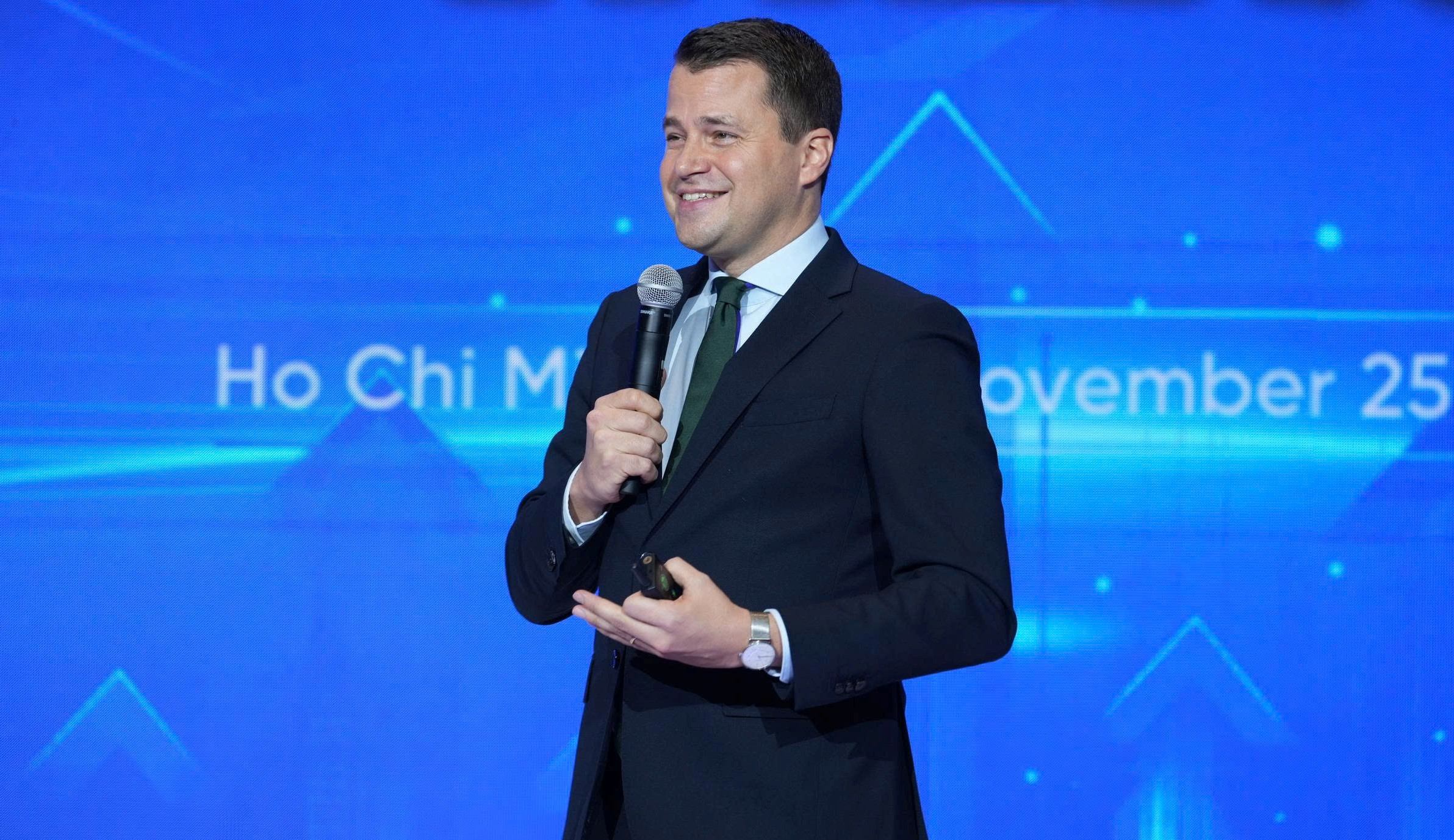 CEO Diễn đàn Kinh tế Thế giới: AI là công cụ, không thể thay con người