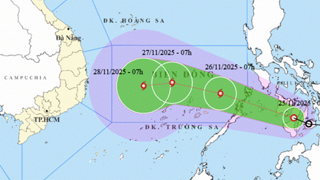 Hai kịch bản khó lường của bão số 15 vào nước ta, miền Trung đối mặt mưa lớn