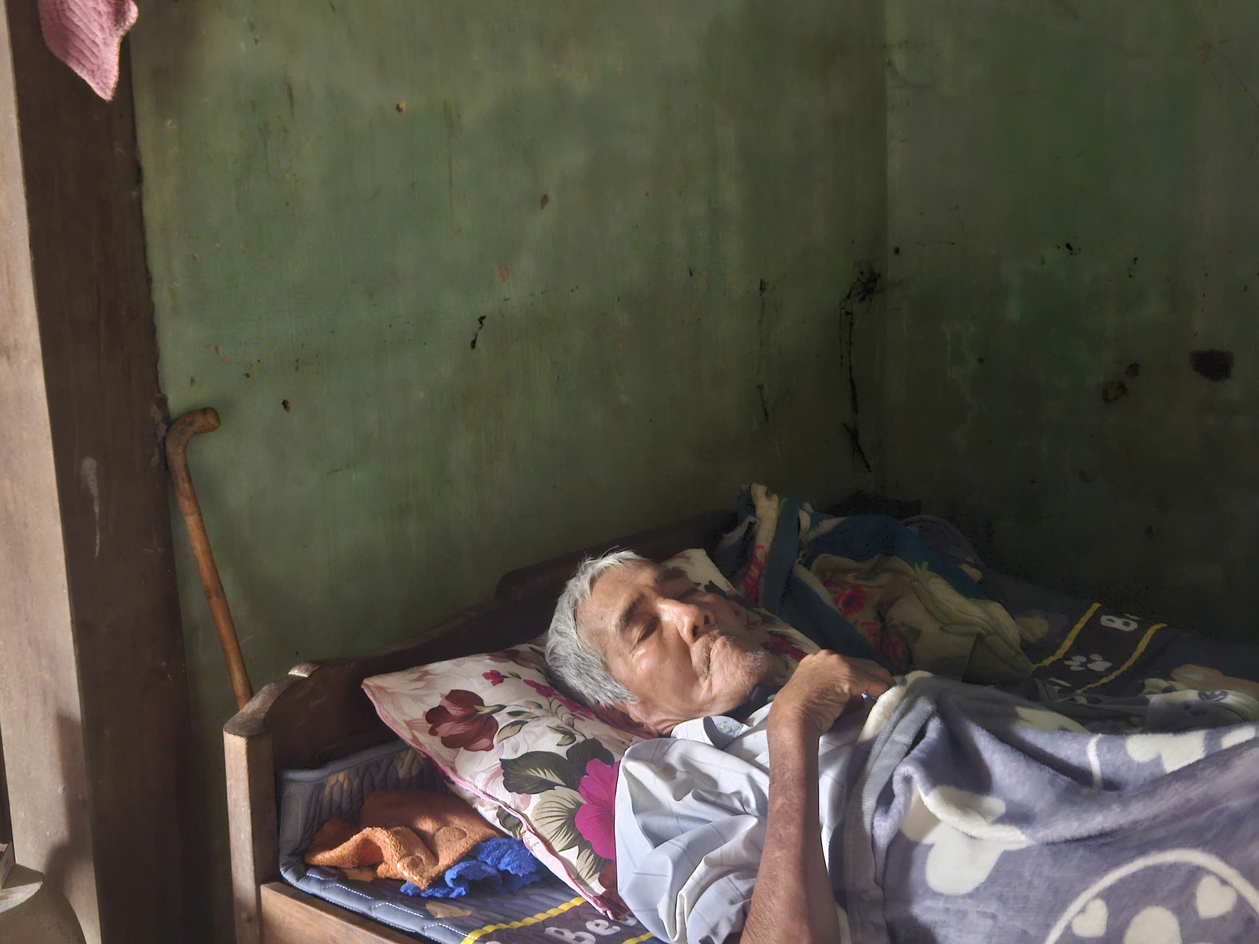 Con trai bệnh tật vẫn gắng ôm thi thể mẹ suốt đêm lũ ở Đắk Lắk