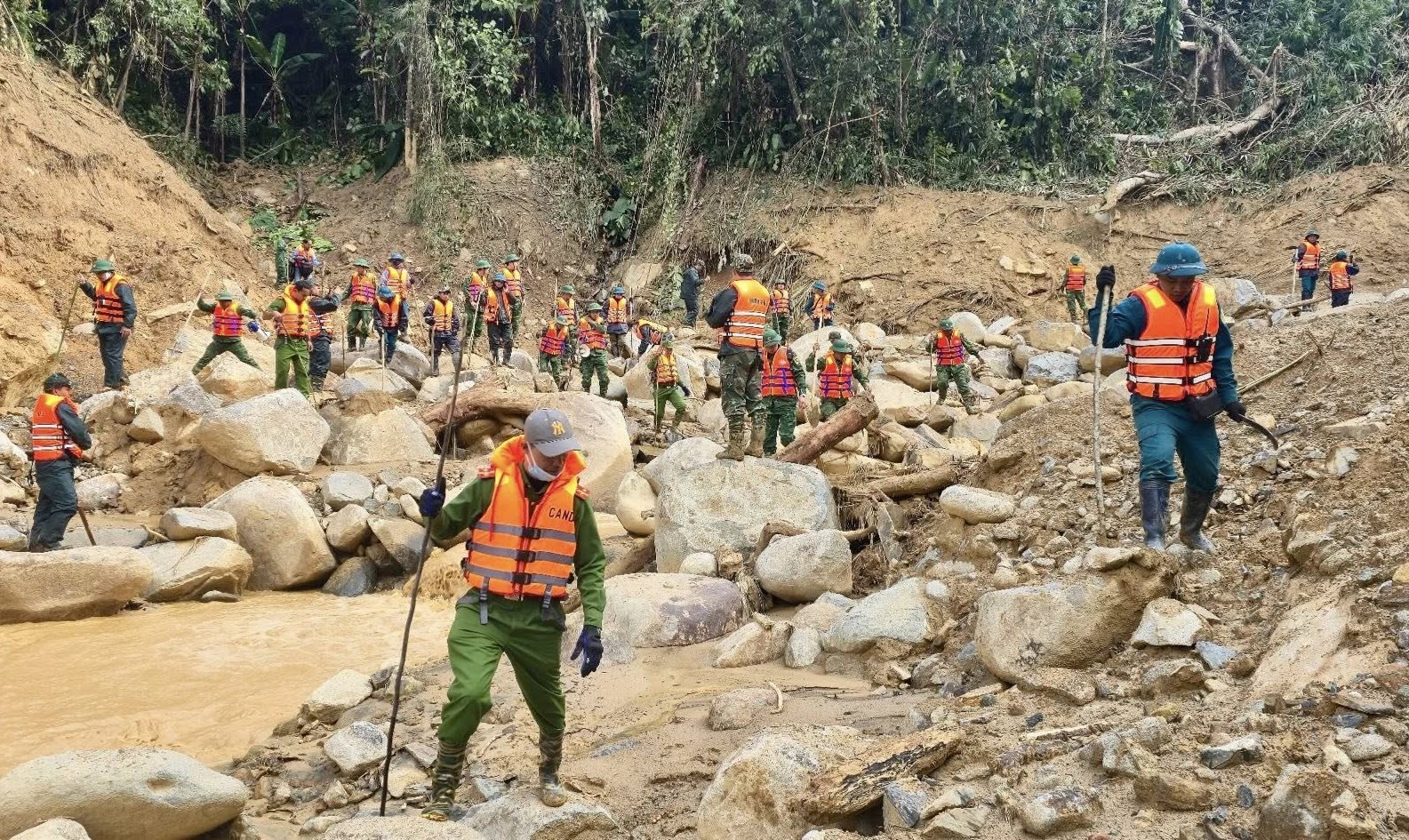 Hơn 100 người bám hiện trường sạt lở núi, tìm 2 nạn nhân mất tích