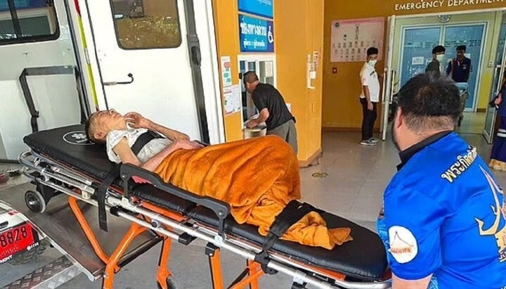 Người phụ nữ gõ nắp quan tài ngay trước khi hỏa táng