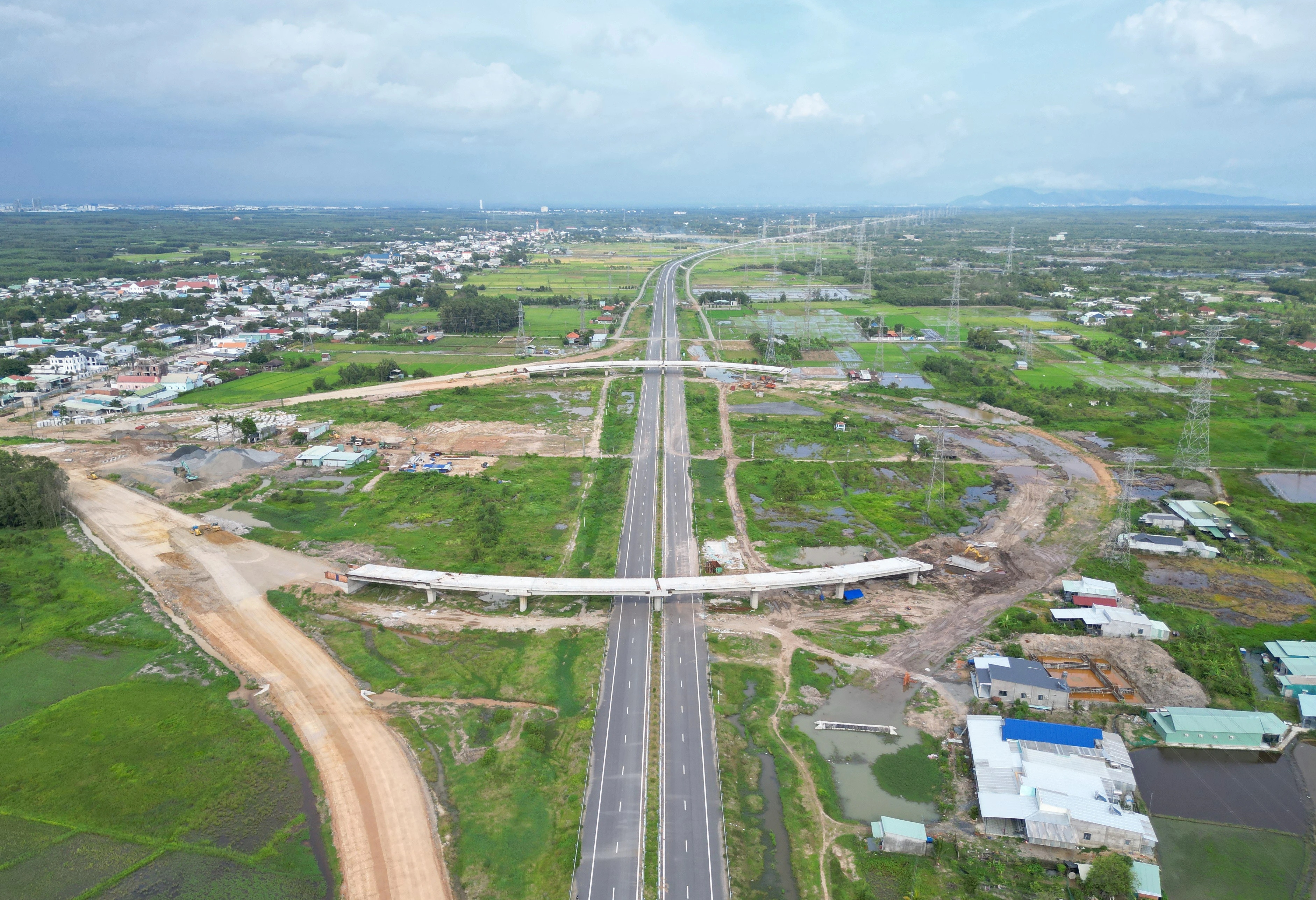 Phó Thủ tướng yêu cầu tranh thủ thời tiết, tăng ca đưa Vành đai 3 về đích 19/12