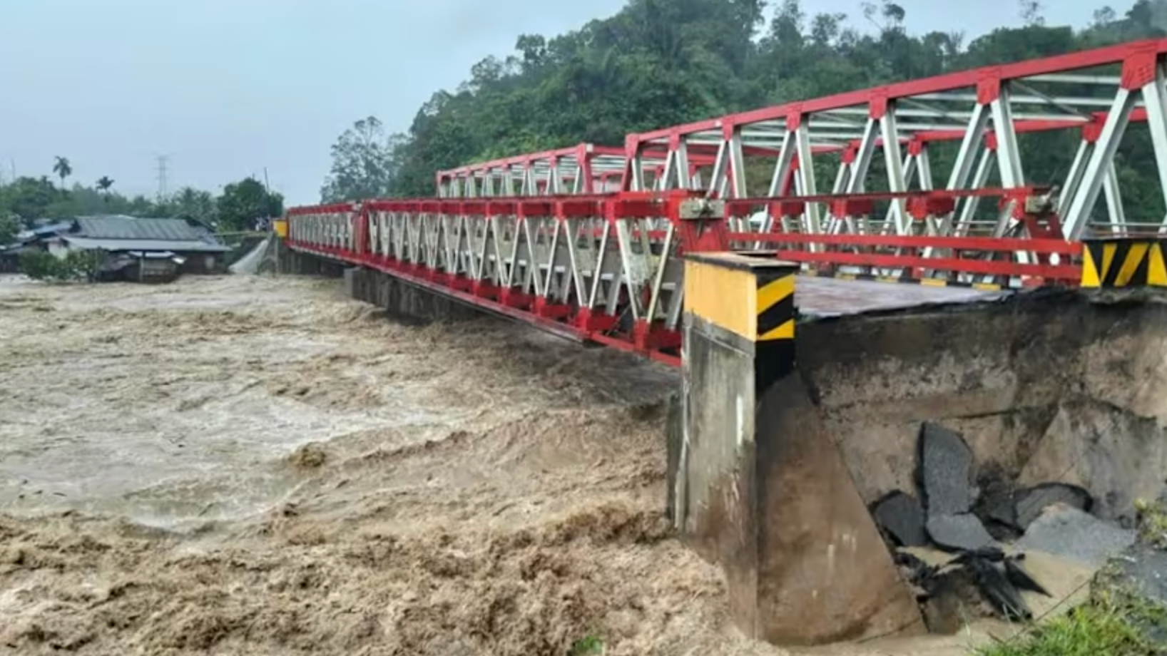 Khoảnh khắc lũ quét ập xuống ngôi làng ở Indonesia khiến 10 người thiệt mạng